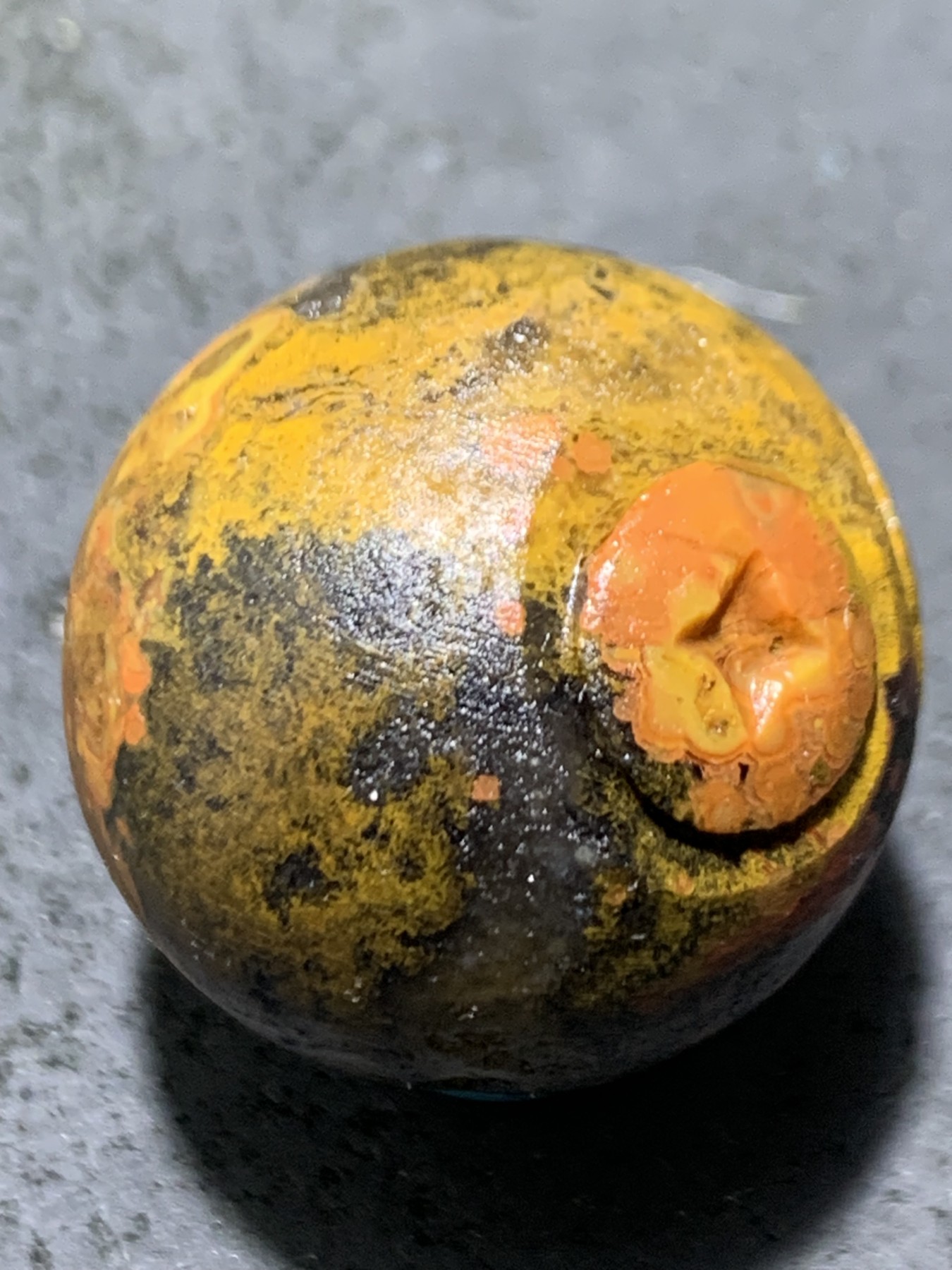 精美冰飘风化纹战国红玛瑙手工俏色巧雕连中三元圆珠一个