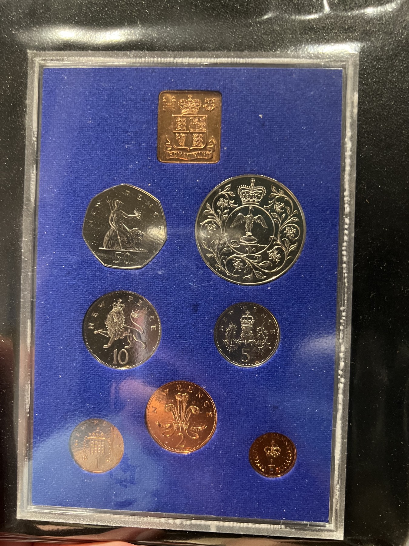 英国1977年精制套币 伊丽莎白二世登基银禧精制套币，铜镍材质，很漂亮的精制镜面