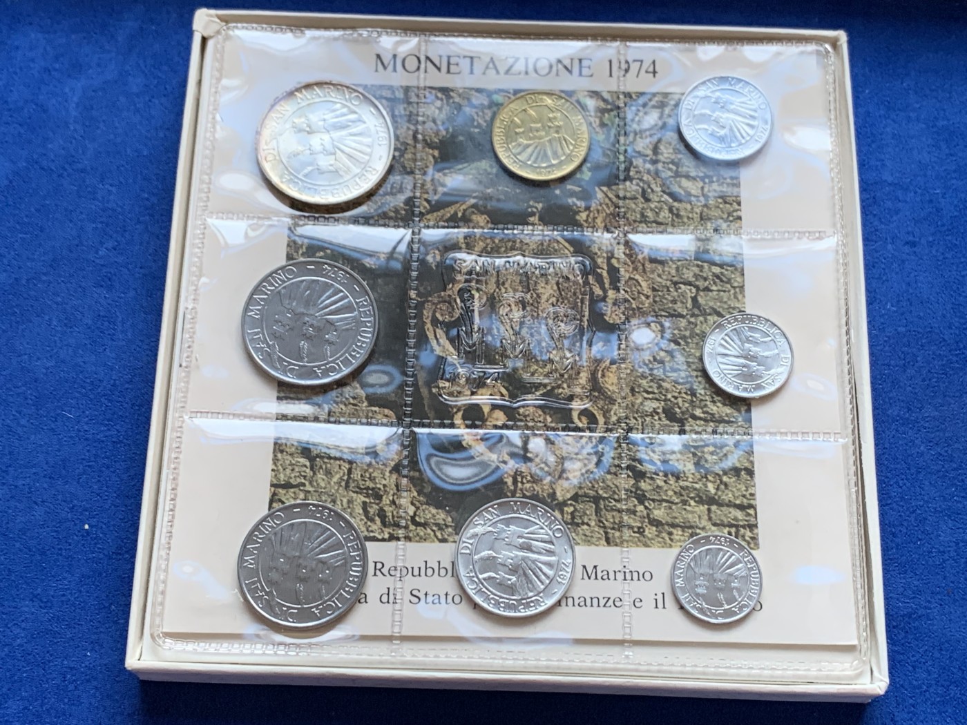 《竞宝斋》第208场-周日，周一 2场 (全场包邮) 圣马力诺1974套币，含一枚500里拉银币 原盒证