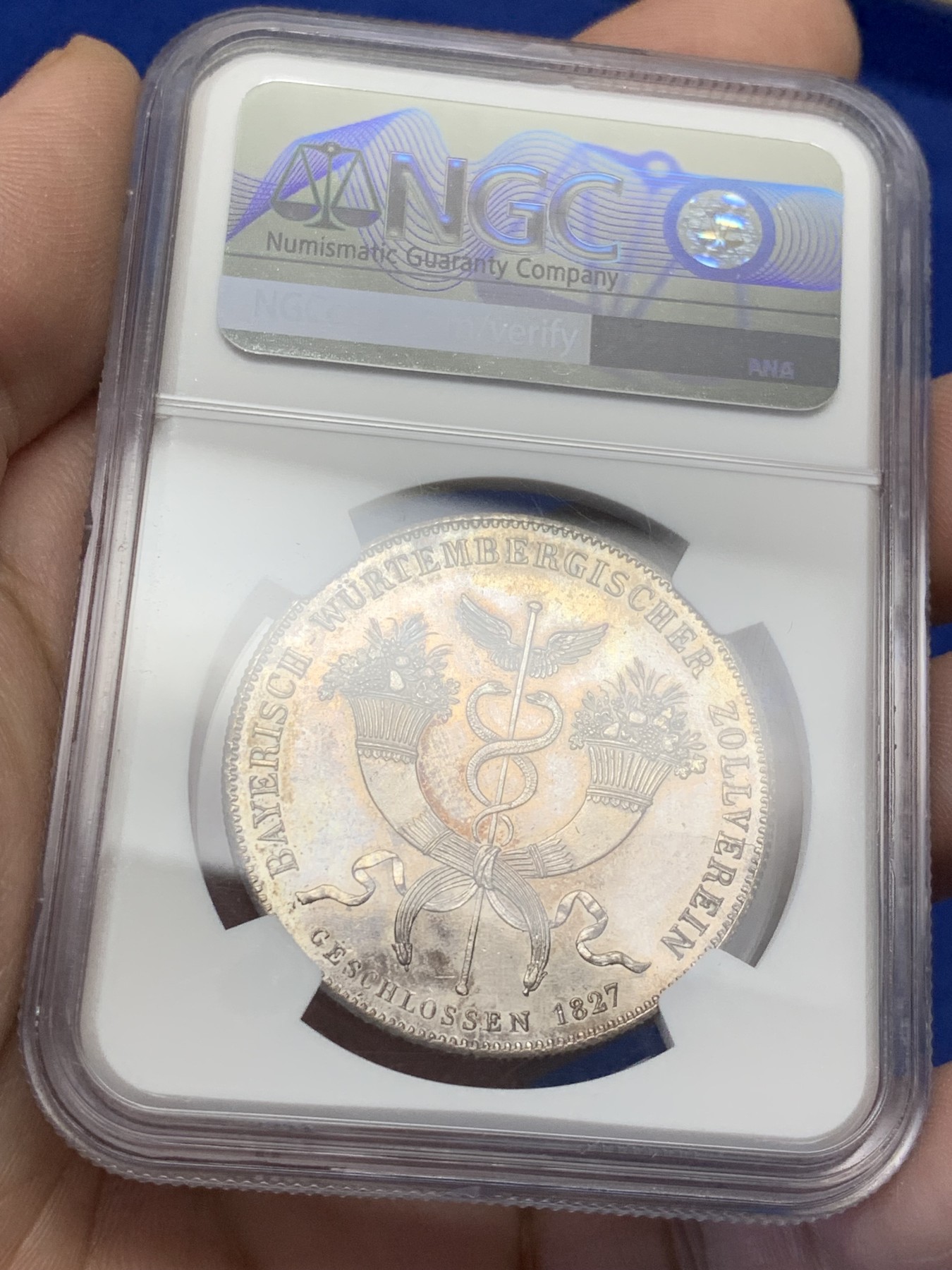 《竞宝斋》第208场-周日，周一 2场 (全场包邮) NGC MS64 德国 1827  巴伐利亚路德维希一世 海关条约纪念大泰勒银币  底板细节包浆 一旦拥有别无所求