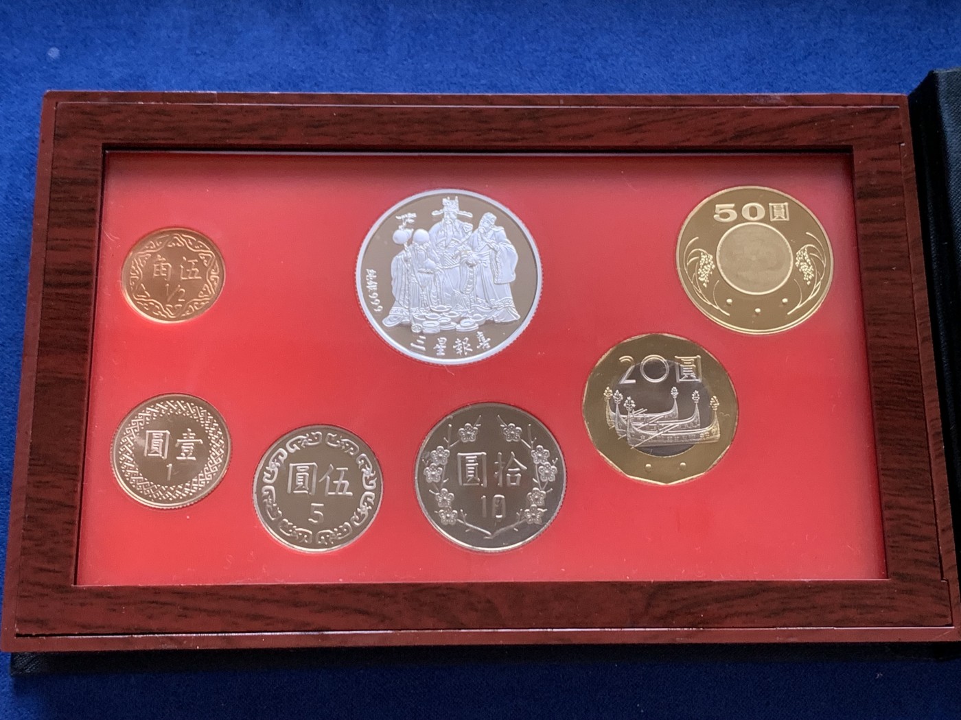 《竞宝斋》第208场-周日，周一 2场 (全场包邮) 台湾省民国九十二年第一轮羊年精致套币含二分之一盎司大银章 少见生肖 现在很难再运进来 市场价四百左右