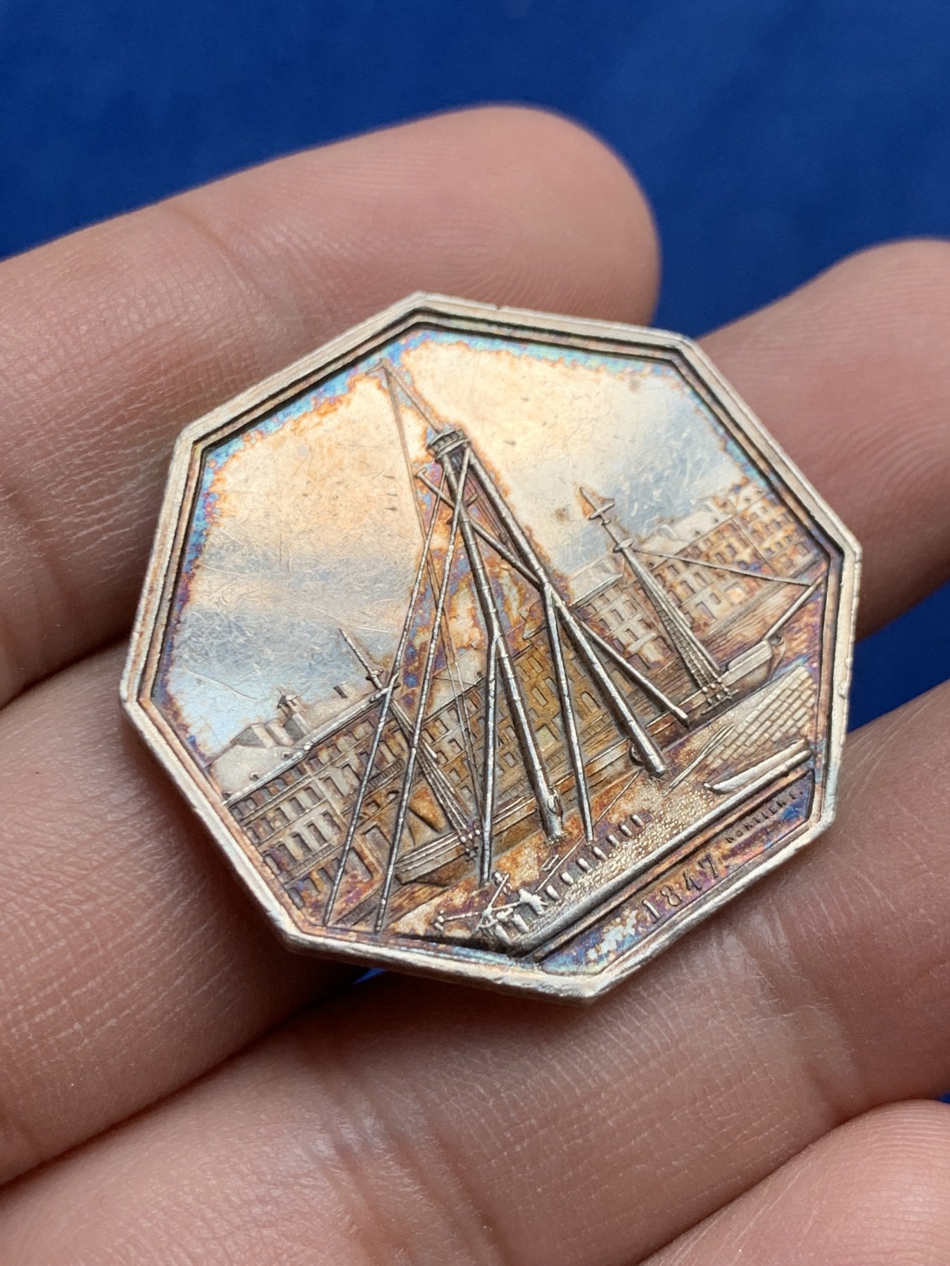 《竞宝斋》第208场-周日，周一 2场 (全场包邮) 法国1845-1860少见的港口景观八角银质代币 32mm 15.4g 手指铭