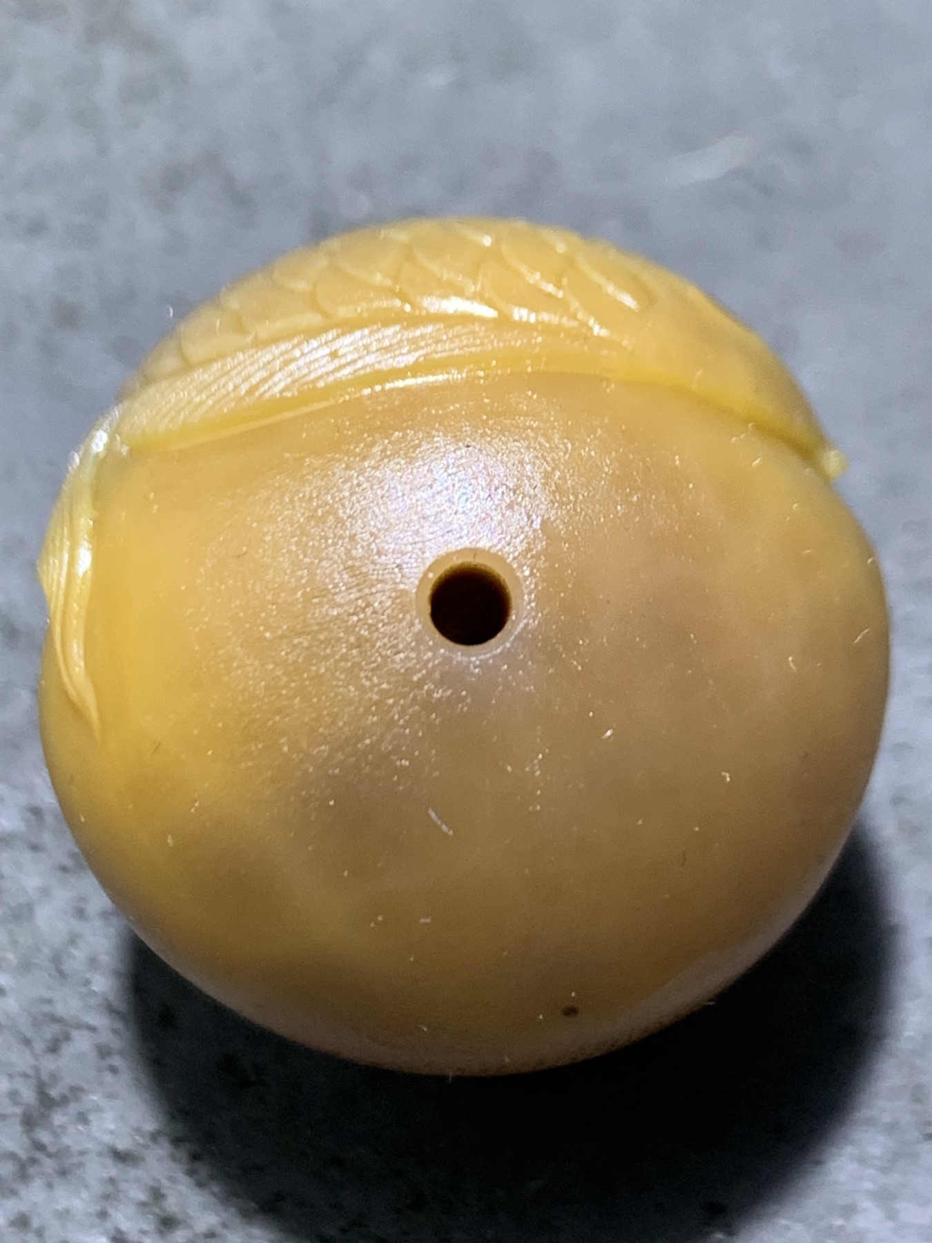 精美亚光战国红玛瑙手工俏色巧雕燕尾鱼圆珠一个，寓意，富贵有余，