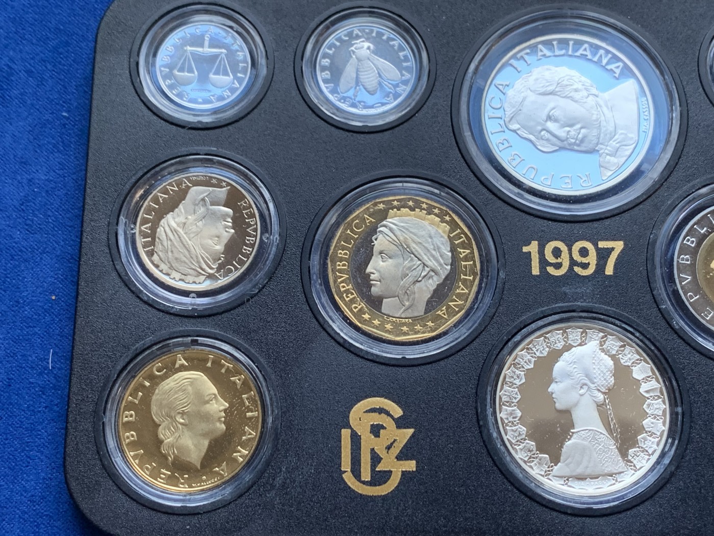 《竞宝斋》第208场-周日，周一 2场 (全场包邮) 意大利1997年精制套币。纪念人物为浪漫主义歌剧乐派的多尼采蒂，诺贝尔文学奖获得者。另200里拉与500里拉双色币也是独年设计