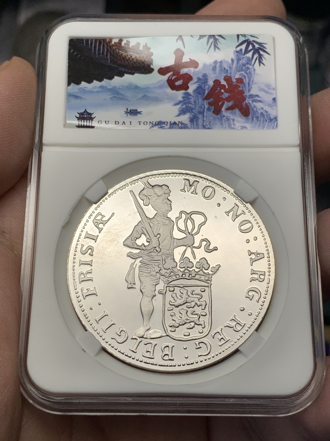 《竞宝斋》第208场-周日，周一 2场 (全场包邮) 1998年 荷兰 乌特勒支武士1杜卡特 皇家造币厂 复古纪念大银币 直径40mm，重28.3g，873银，发行量仅11100枚。UNC全新镜面精制银币。