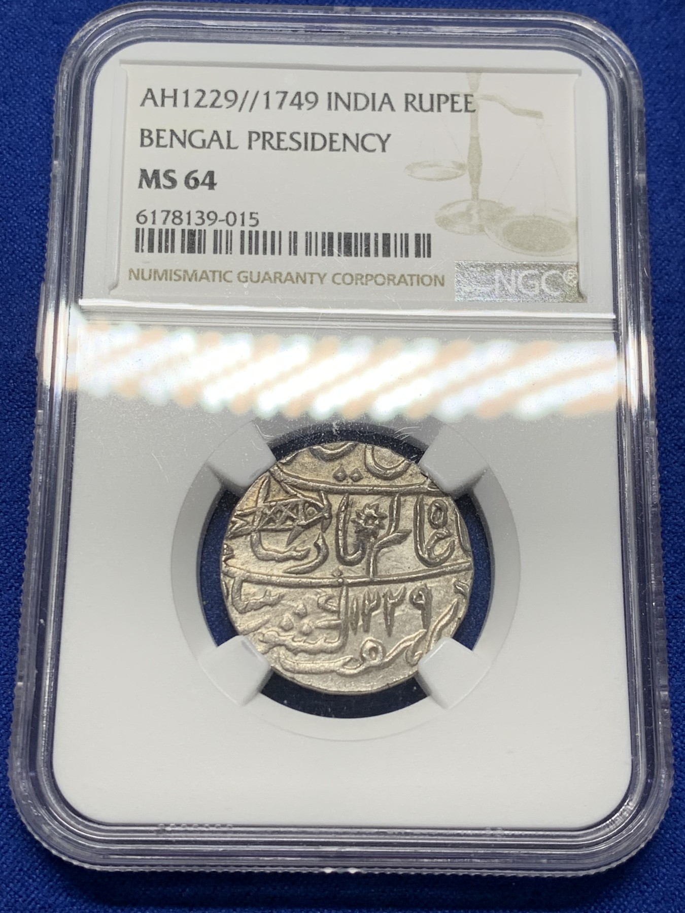 《竞宝斋》第208场-周日，周一 2场 (全场包邮) NGC-MS64 1749年印度孟加拉邦1卢比银币，光边版 64分高分，外拍价格很高