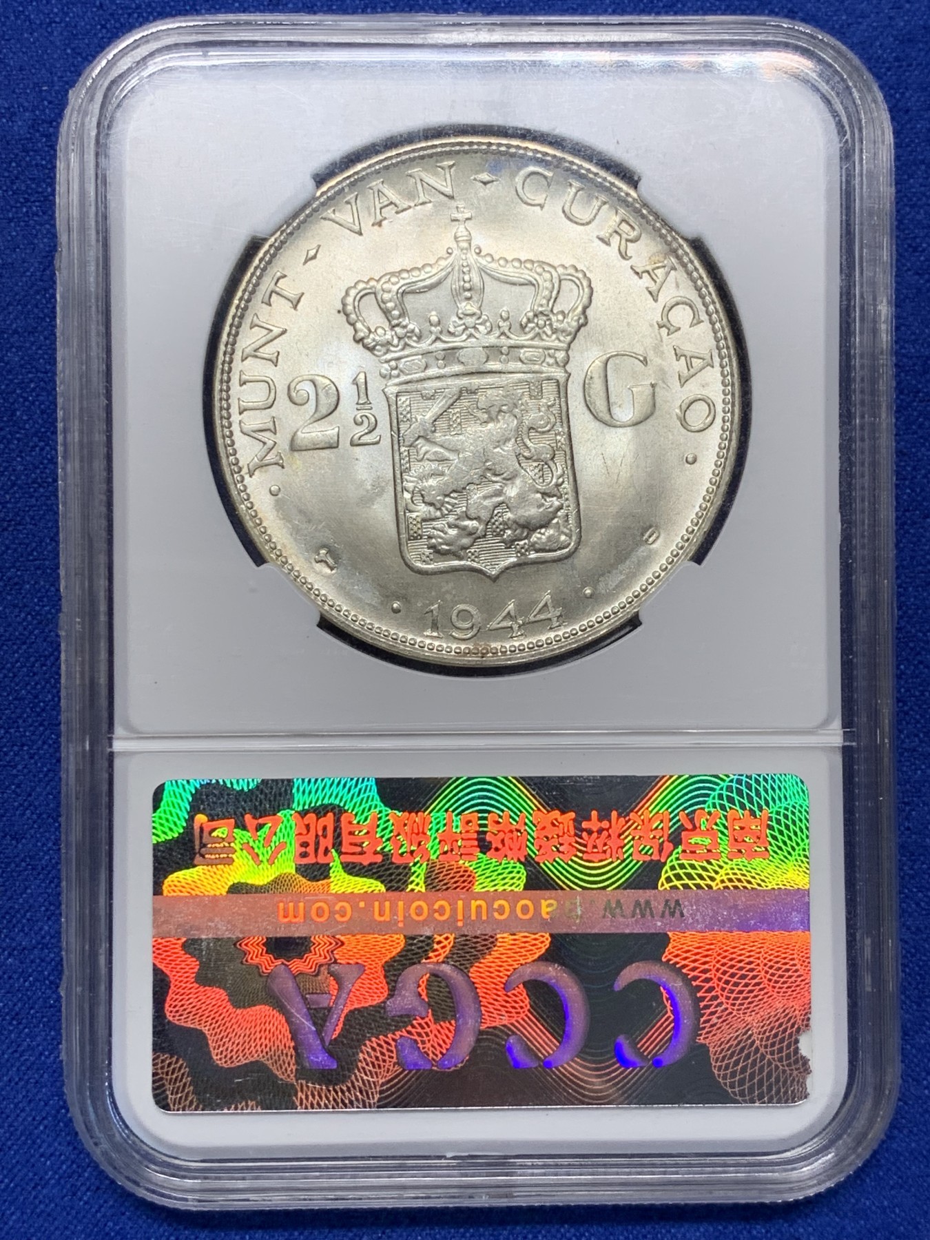 《竞宝斋》第208场-周日，周一 2场 (全场包邮) 保粹评级MS65，荷属库拉索1944年威廉明娜2.5盾大银币，保粹早期老盒严评，状态极佳，高分精品