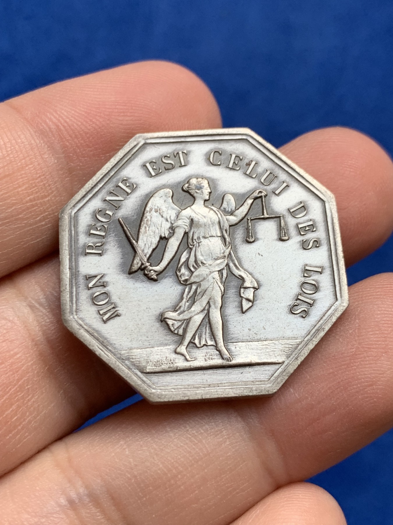 《竞宝斋》第208场-周日，周一 2场 (全场包邮) 法国 公平女神银质八角代币 对角33mm 重量13.9g 边铭 丰饶角银标