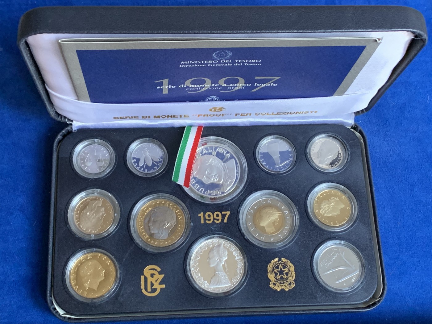 《竞宝斋》第208场-周日，周一 2场 (全场包邮) 意大利1997年精制套币。纪念人物为浪漫主义歌剧乐派的多尼采蒂，诺贝尔文学奖获得者。另200里拉与500里拉双色币也是独年设计