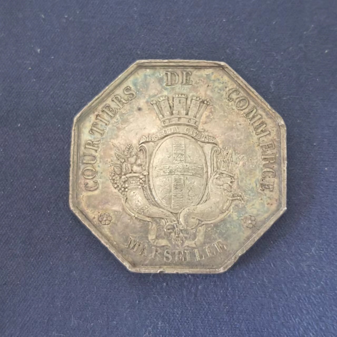 外国章牌第十八期 马赛港八角银章，33mm，1830 年代制作，油灯边铭