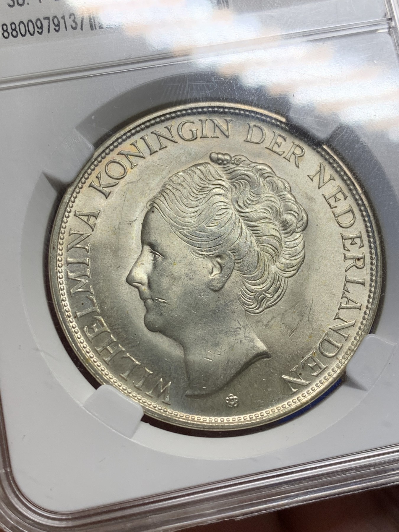 《竞宝斋》第208场-周日，周一 2场 (全场包邮) 保粹评级MS65，荷属库拉索1944年威廉明娜2.5盾大银币，保粹早期老盒严评，状态极佳，高分精品