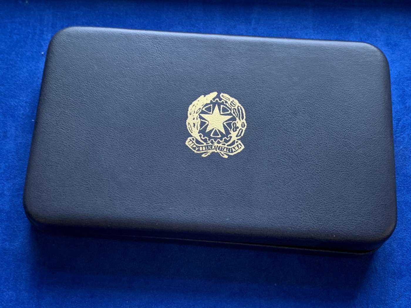 《竞宝斋》第208场-周日，周一 2场 (全场包邮) 意大利1997年精制套币。纪念人物为浪漫主义歌剧乐派的多尼采蒂，诺贝尔文学奖获得者。另200里拉与500里拉双色币也是独年设计