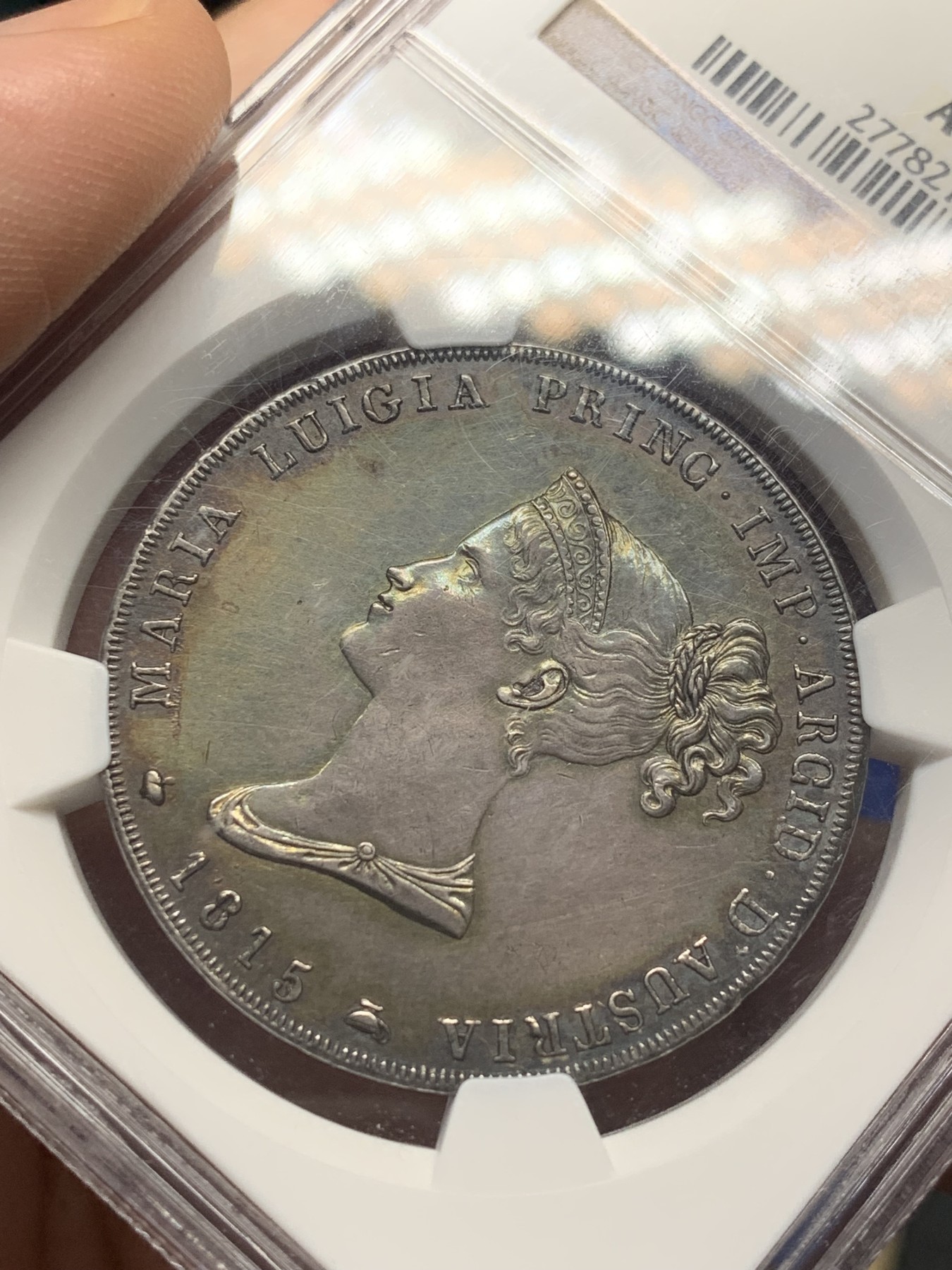 《竞宝斋》第208场-周日，周一 2场 (全场包邮) NGC AU58 意大利1815年帕尔马5里拉，这两年极度热门的品种，今年日本AW拍卖的63分达到了创纪录的4万5千人民币。此枚58分所见最佳，早期严评。均匀灰黑色包浆中带点五彩，性价比极高。