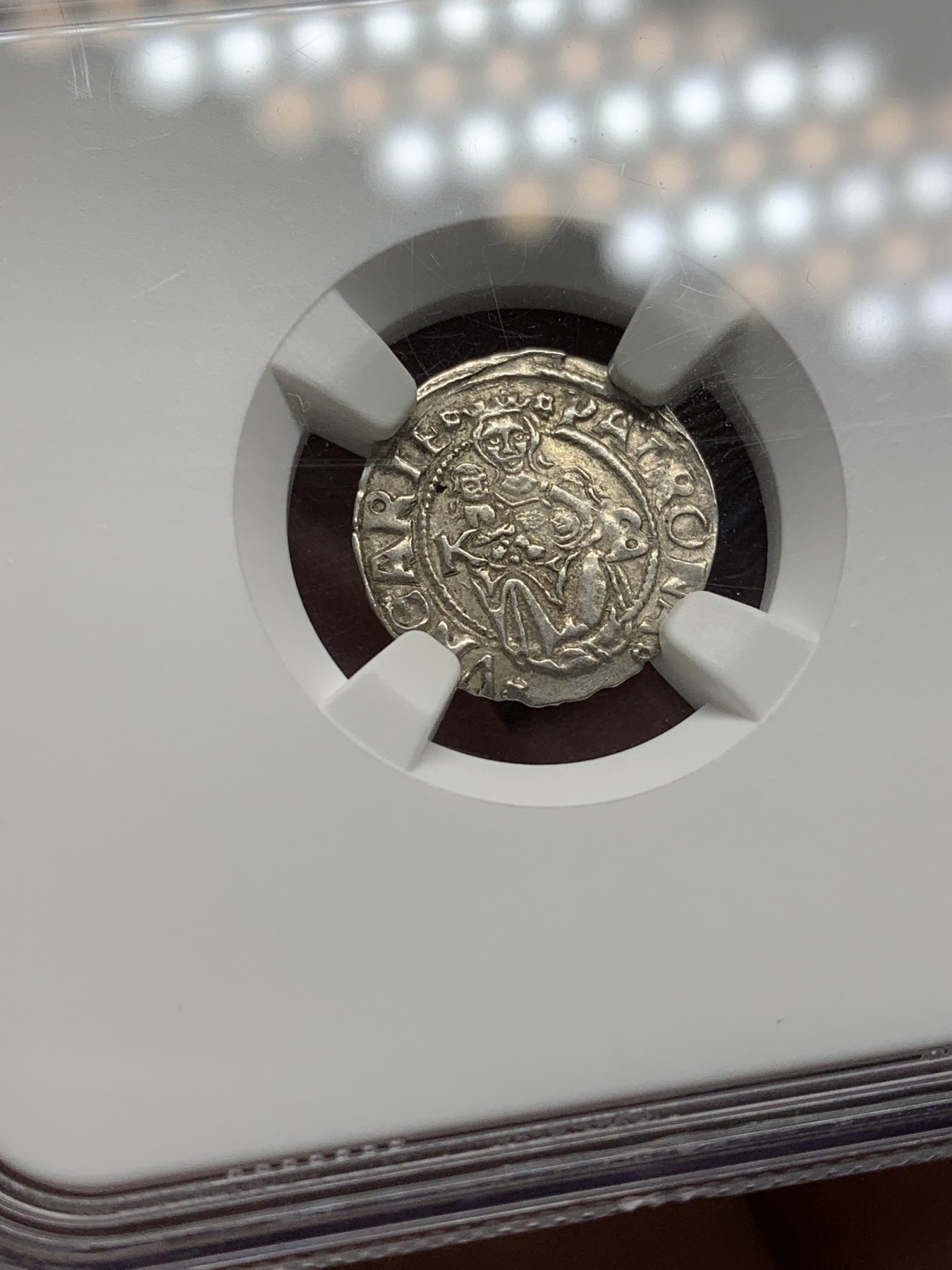 《竞宝斋》第208场-周日，周一 2场 (全场包邮) NGC MS62 匈牙利1545年圣母抱子1第纳尔打制银币，人物打制清晰