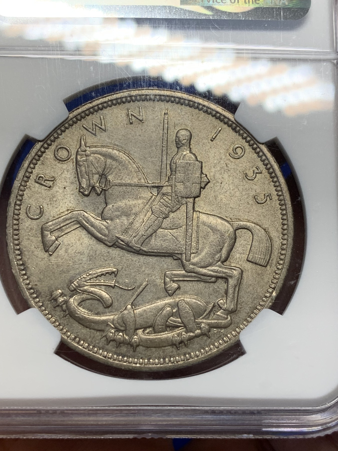 《竞宝斋》第208场-周日，周一 2场 (全场包邮) 高级分数 NGC-MS65 英国 1935年木马剑克朗银币 铁灰色欧洲包浆 65分已经很难了