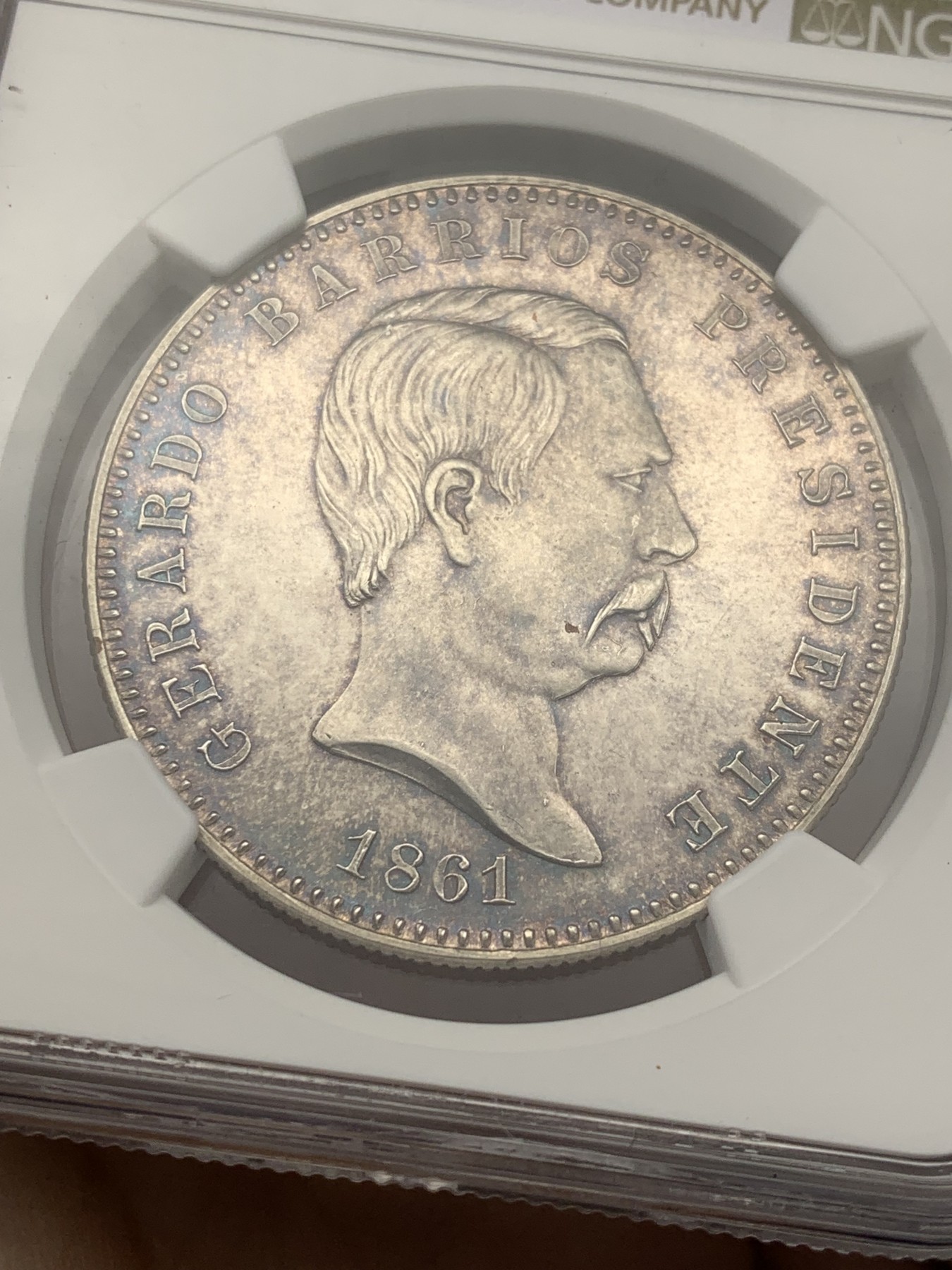 《竞宝斋》第208场-周日，周一 2场 (全场包邮) NGC PF63 萨尔瓦多共和国1861年1Peso大银币 1971后铸。原铸只见过一次，二十几万人民币。很漂亮的包浆，欧洲拍卖的价格非常高，HA还没拍过此品种。