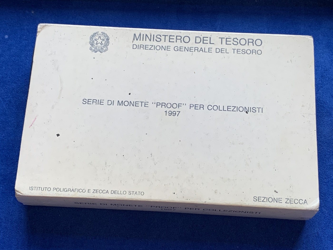 《竞宝斋》第208场-周日，周一 2场 (全场包邮) 意大利1997年精制套币。纪念人物为浪漫主义歌剧乐派的多尼采蒂，诺贝尔文学奖获得者。另200里拉与500里拉双色币也是独年设计