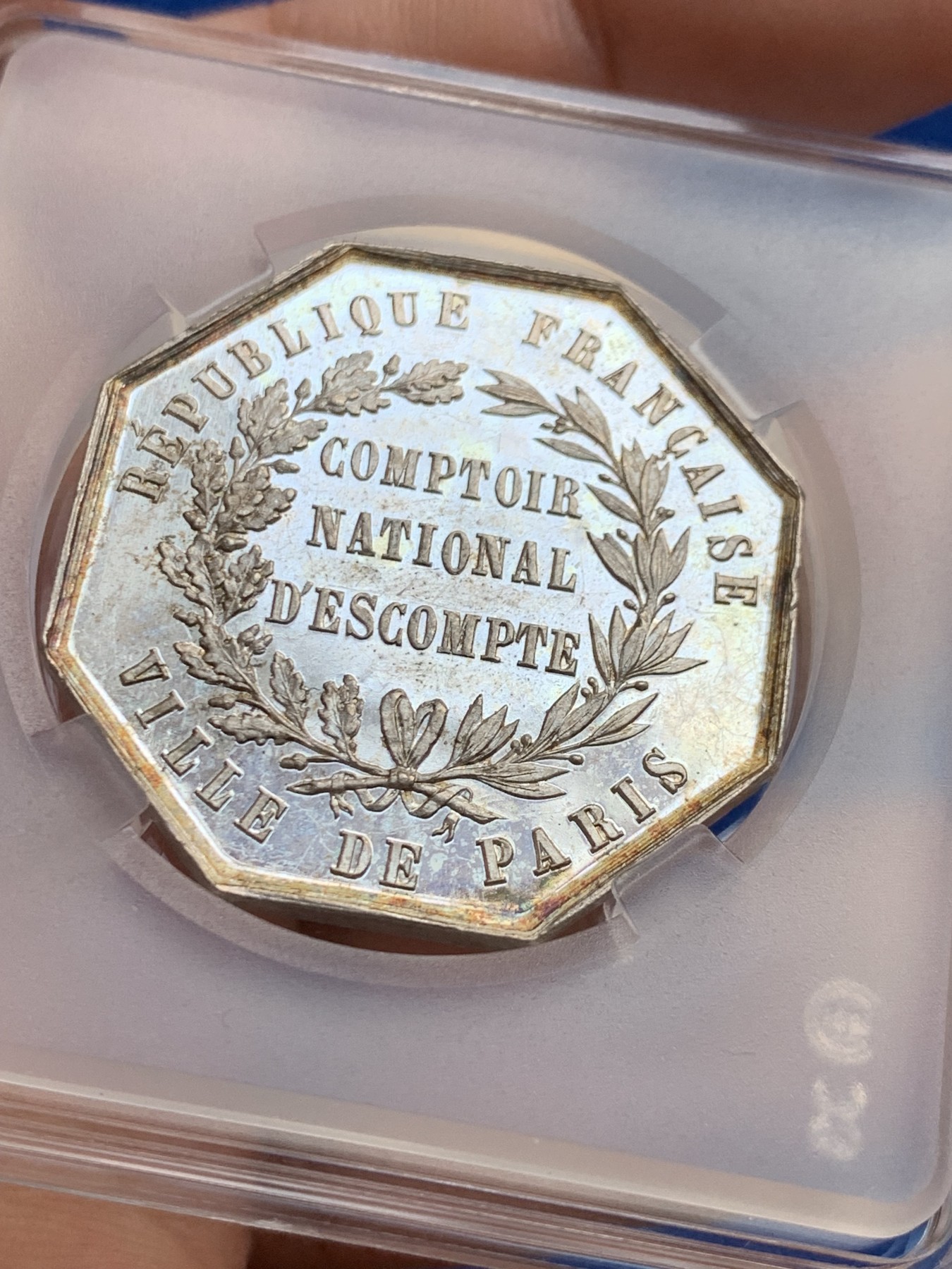 《竞宝斋》第208场-周日，周一 2场 (全场包邮) 法国贴现银行银质八角代币 人脸清晰高点无磨损 底板带镜面感，早期无边铭 品相不错 34.6mm 19.4g（送小方盒）细节见图