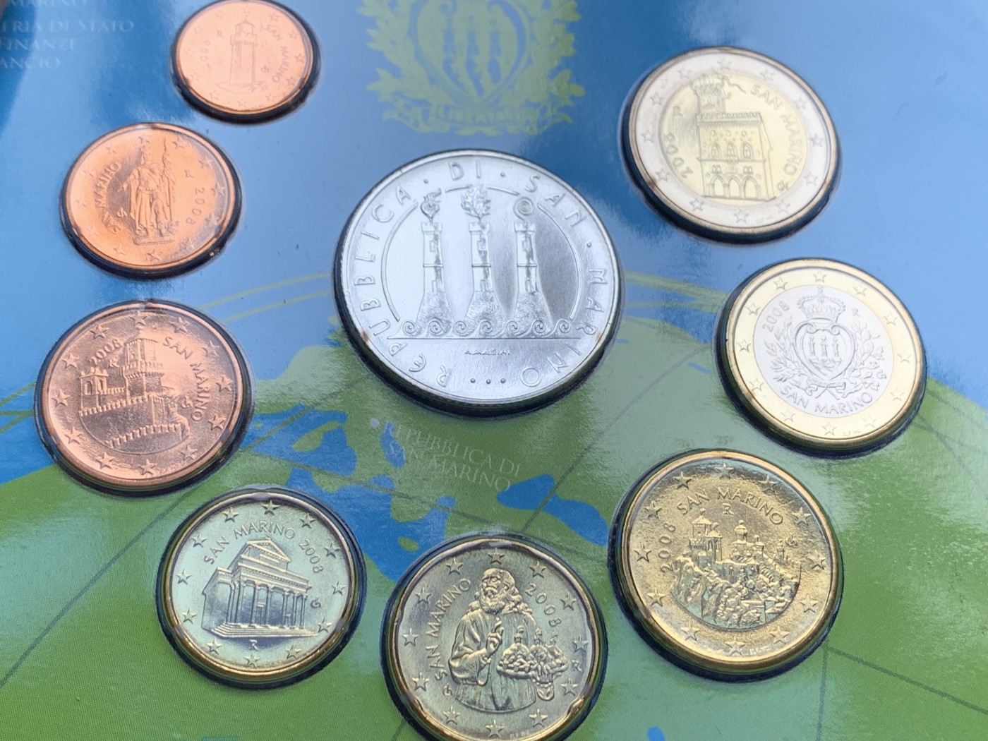 《竞宝斋》第208场-周日，周一 2场 (全场包邮) 圣马力诺2008年套币。欧元设计巧妙，最大的是925银币、32毫米、18克