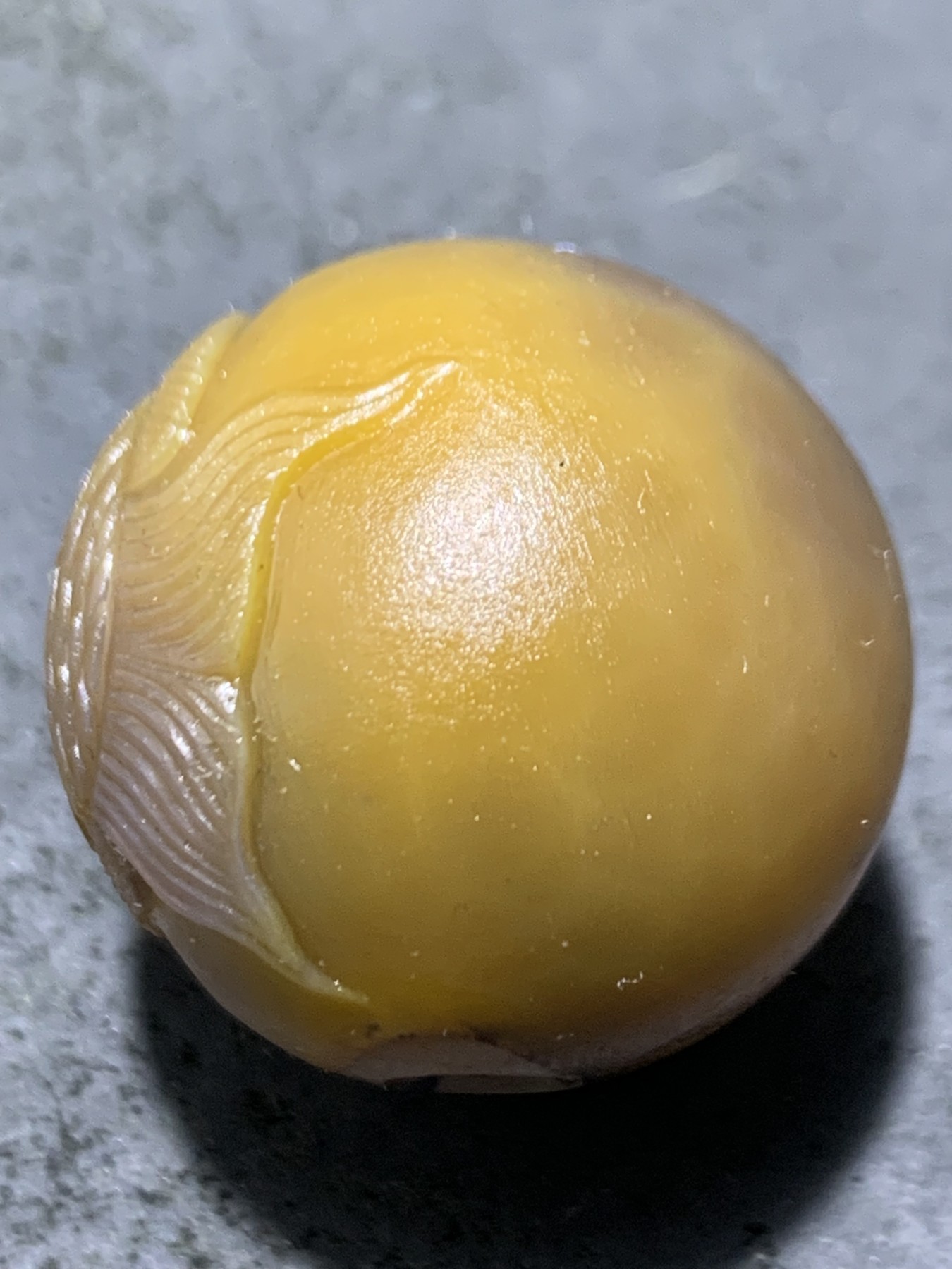 精美亚光战国红玛瑙手工俏色巧雕燕尾鱼圆珠一个，寓意，富贵有余，