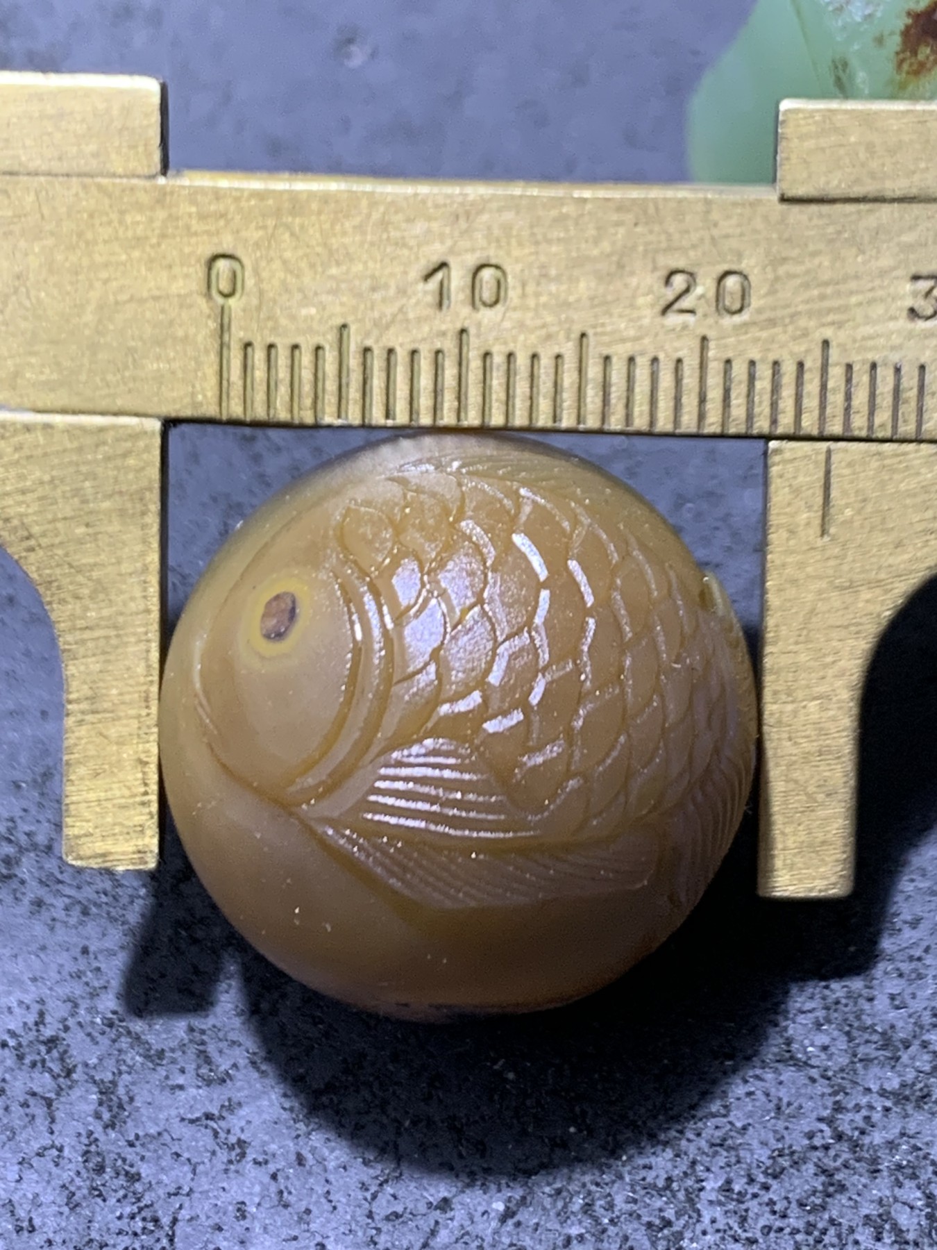 精美亚光战国红玛瑙手工俏色巧雕燕尾鱼圆珠一个，寓意，富贵有余，