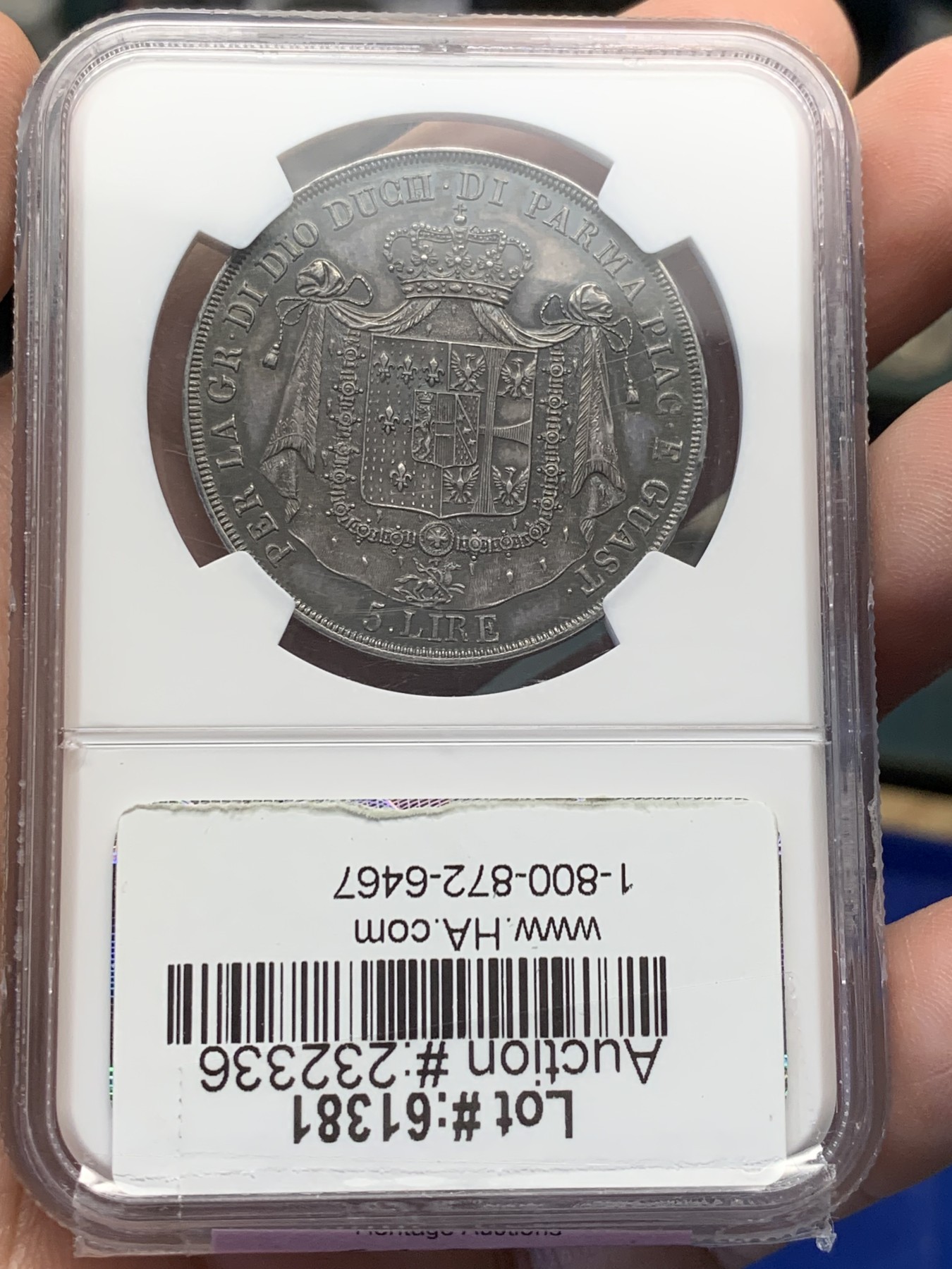 《竞宝斋》第208场-周日，周一 2场 (全场包邮) NGC AU58 意大利1815年帕尔马5里拉，这两年极度热门的品种，今年日本AW拍卖的63分达到了创纪录的4万5千人民币。此枚58分所见最佳，早期严评。均匀灰黑色包浆中带点五彩，性价比极高。