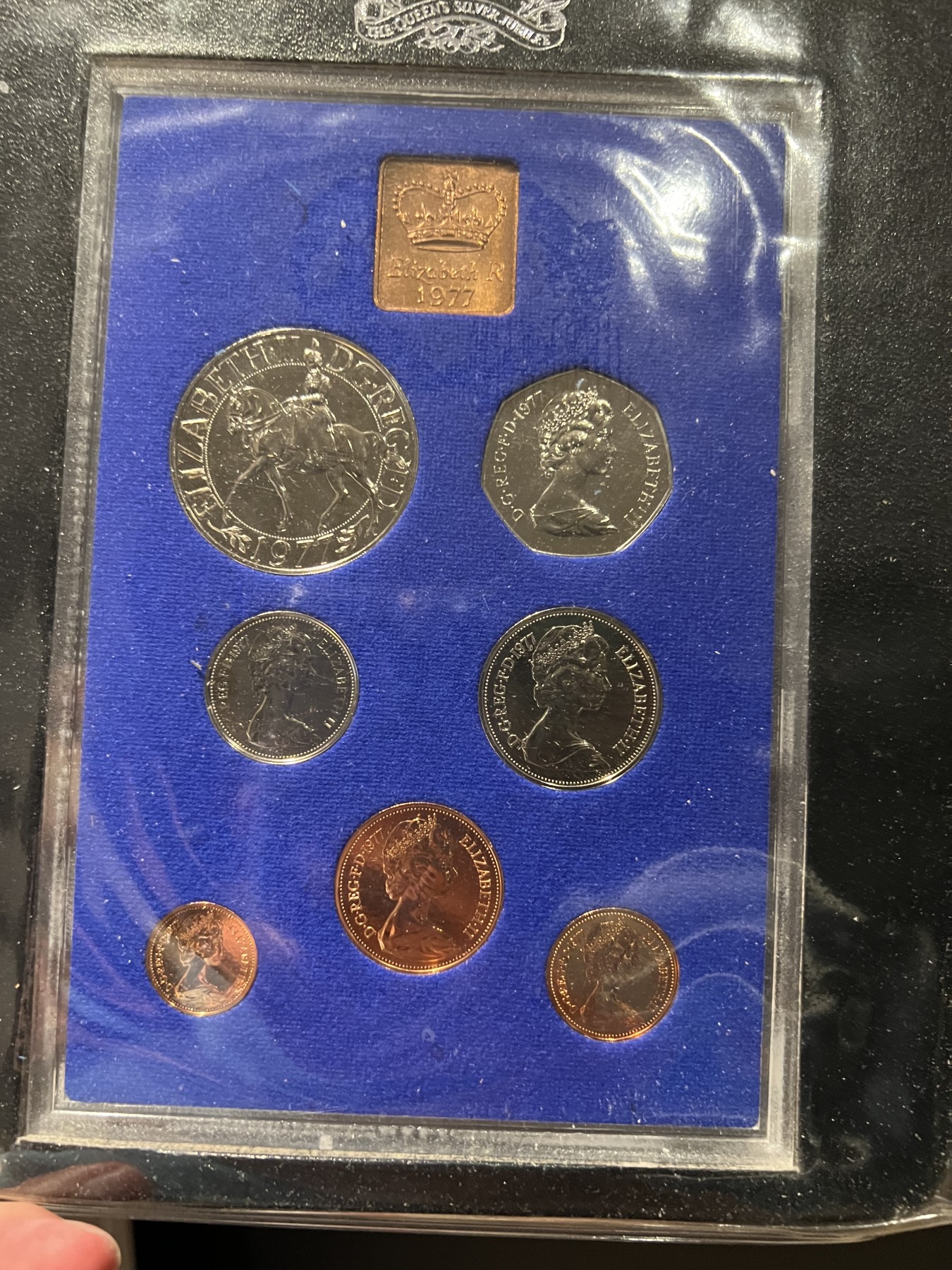 英国1977年精制套币 伊丽莎白二世登基银禧精制套币，铜镍材质，很漂亮的精制镜面