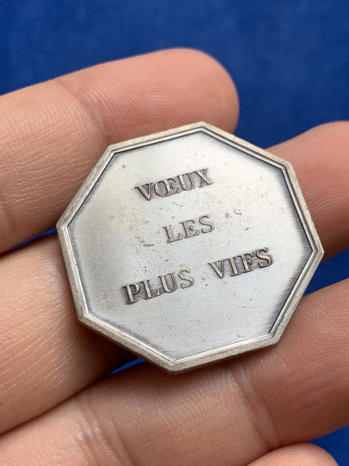 《竞宝斋》第208场-周日，周一 2场 (全场包邮) 法国 公平女神银质八角代币 对角33mm 重量13.9g 边铭 丰饶角银标