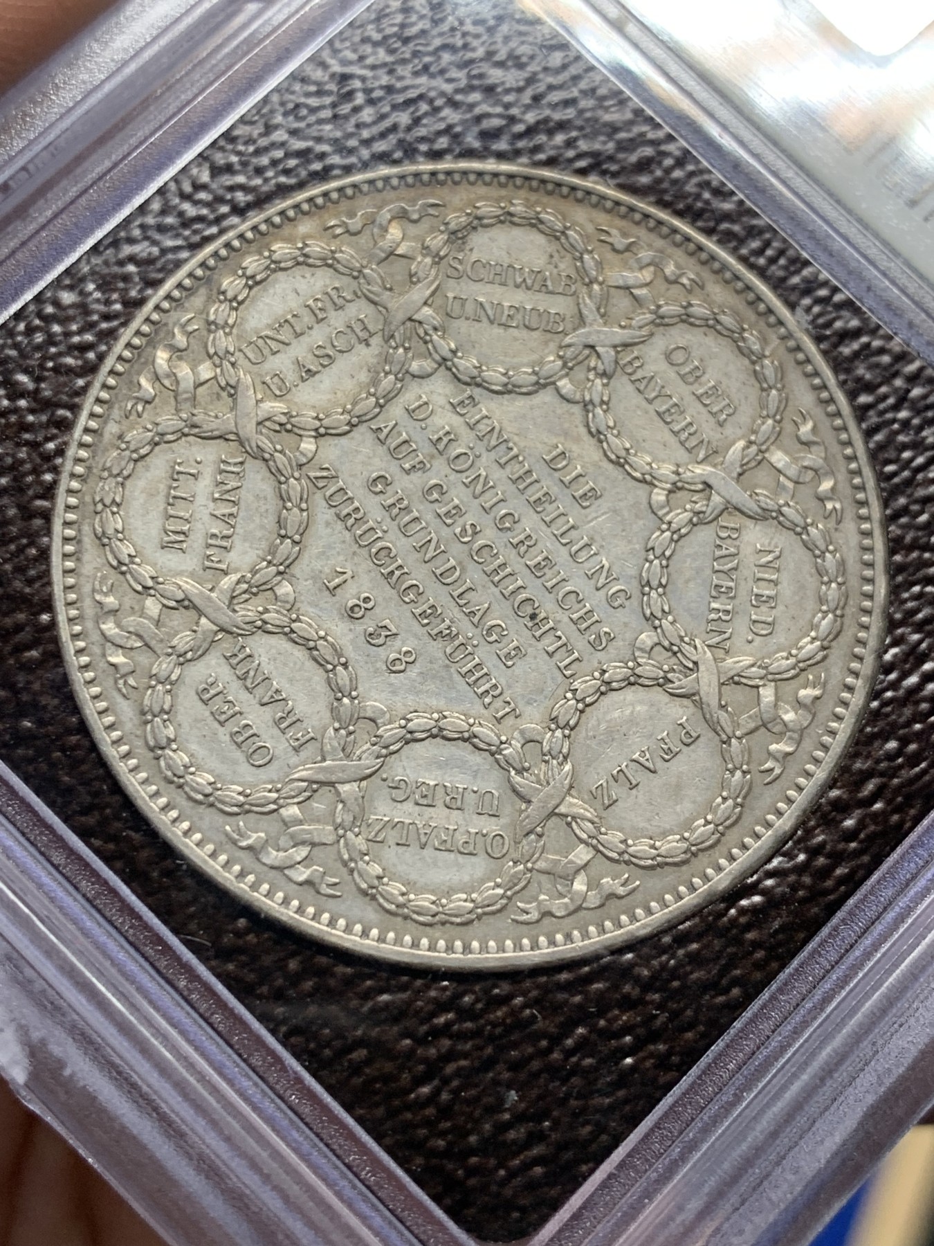 《竞宝斋》第208场-周日，周一 2场 (全场包邮) ICG EF40 德国 1838年 巴伐利亚议会 同盟 2泰勒大银币 37克 早期大银币 细节好 小蛮腰盒子非常经典