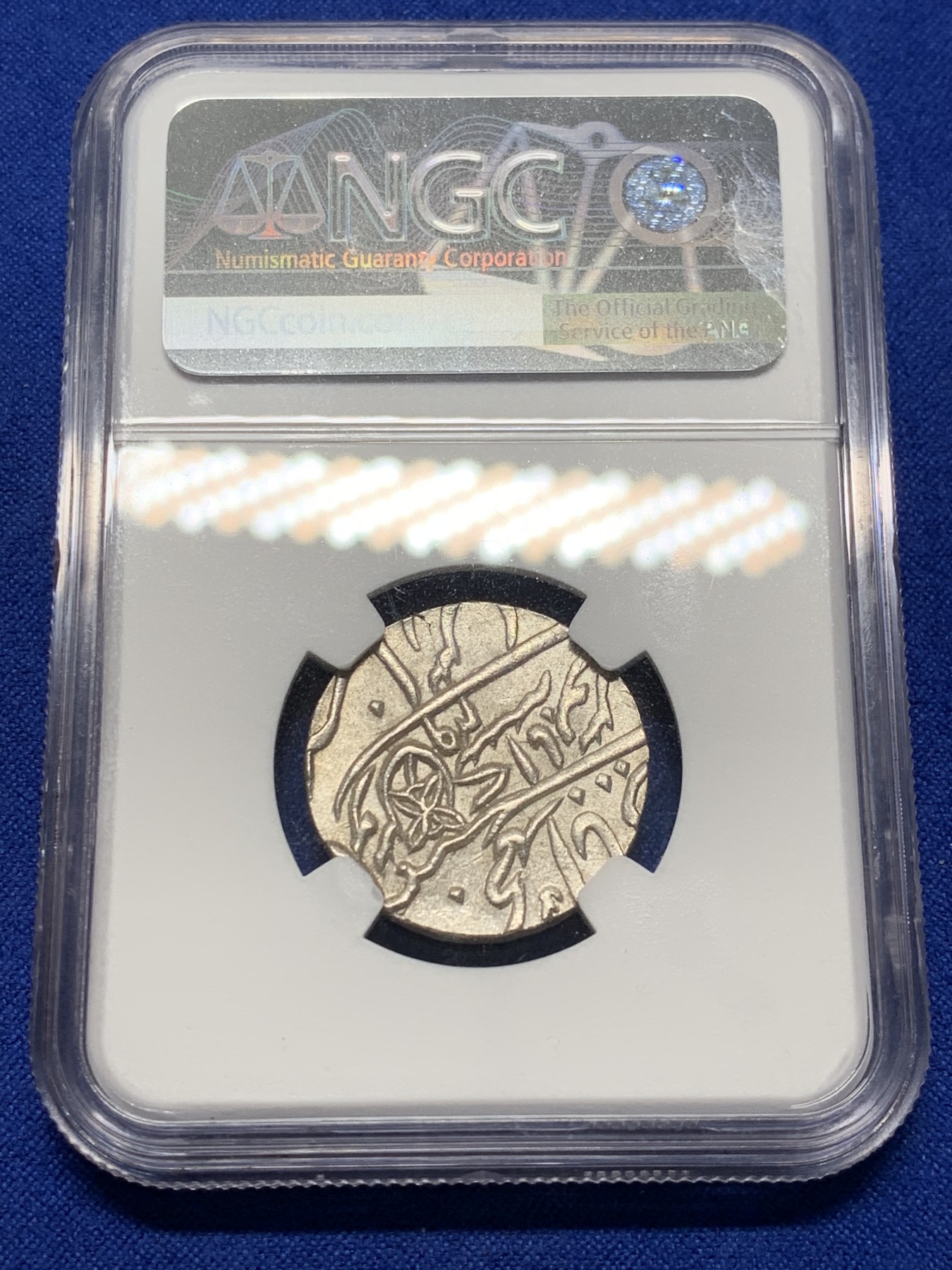 《竞宝斋》第208场-周日，周一 2场 (全场包邮) NGC-MS64 1749年印度孟加拉邦1卢比银币，光边版 64分高分，外拍价格很高