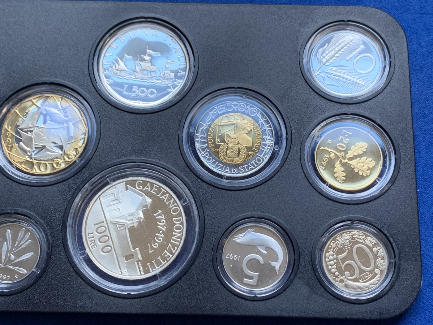 《竞宝斋》第208场-周日，周一 2场 (全场包邮) 意大利1997年精制套币。纪念人物为浪漫主义歌剧乐派的多尼采蒂，诺贝尔文学奖获得者。另200里拉与500里拉双色币也是独年设计