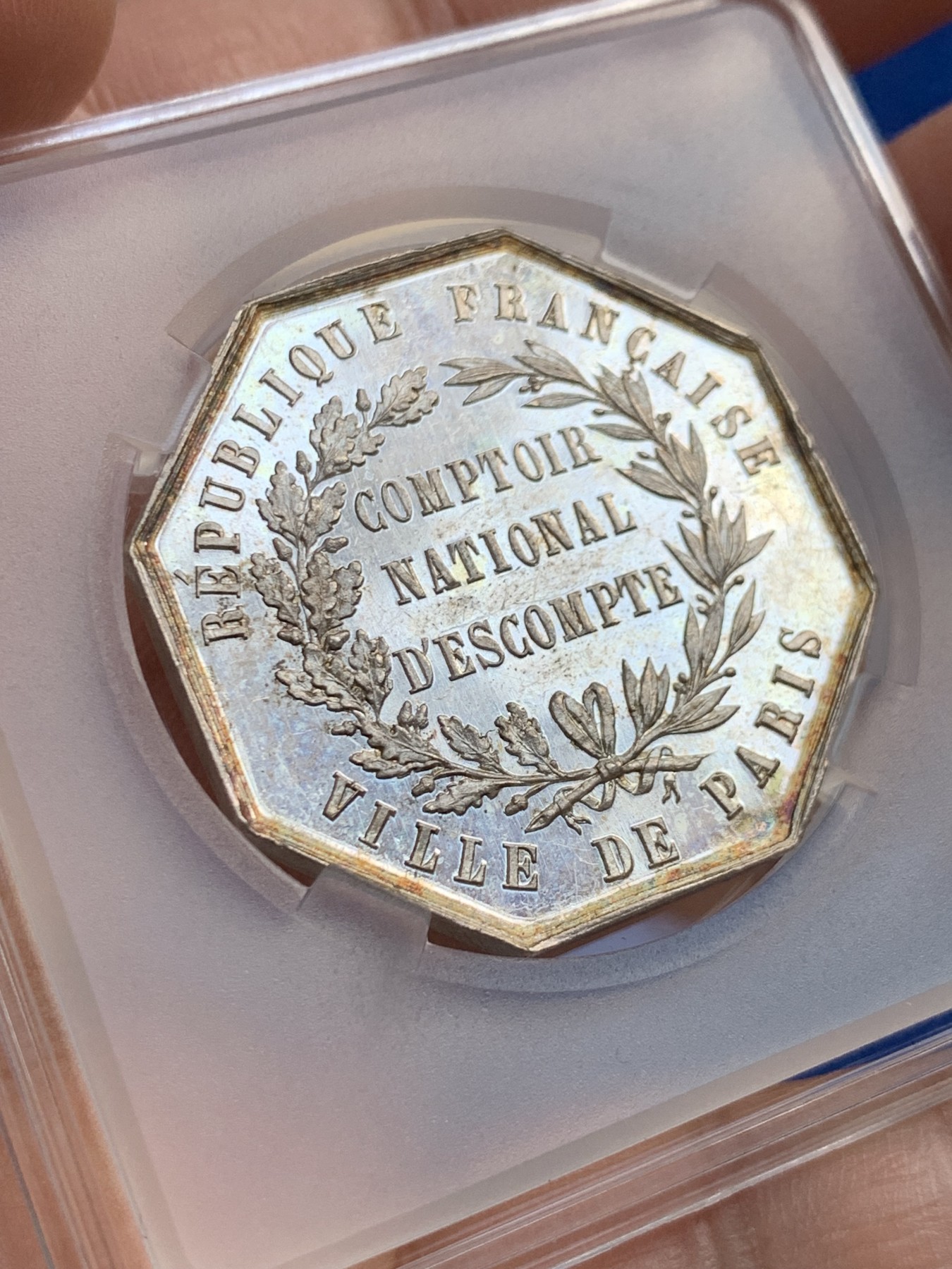 《竞宝斋》第208场-周日，周一 2场 (全场包邮) 法国贴现银行银质八角代币 人脸清晰高点无磨损 底板带镜面感，早期无边铭 品相不错 34.6mm 19.4g（送小方盒）细节见图