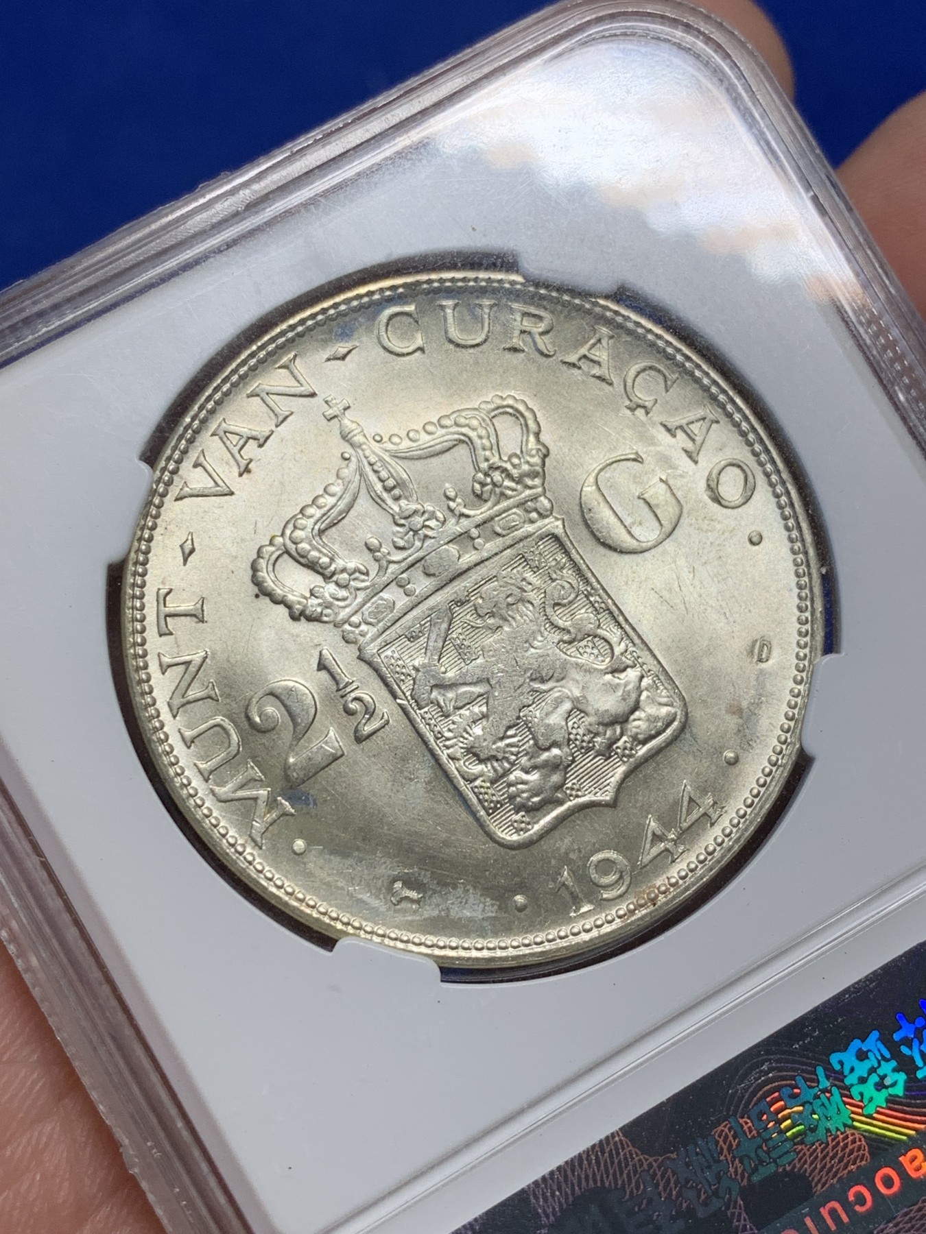 《竞宝斋》第208场-周日，周一 2场 (全场包邮) 保粹评级MS65，荷属库拉索1944年威廉明娜2.5盾大银币，保粹早期老盒严评，状态极佳，高分精品