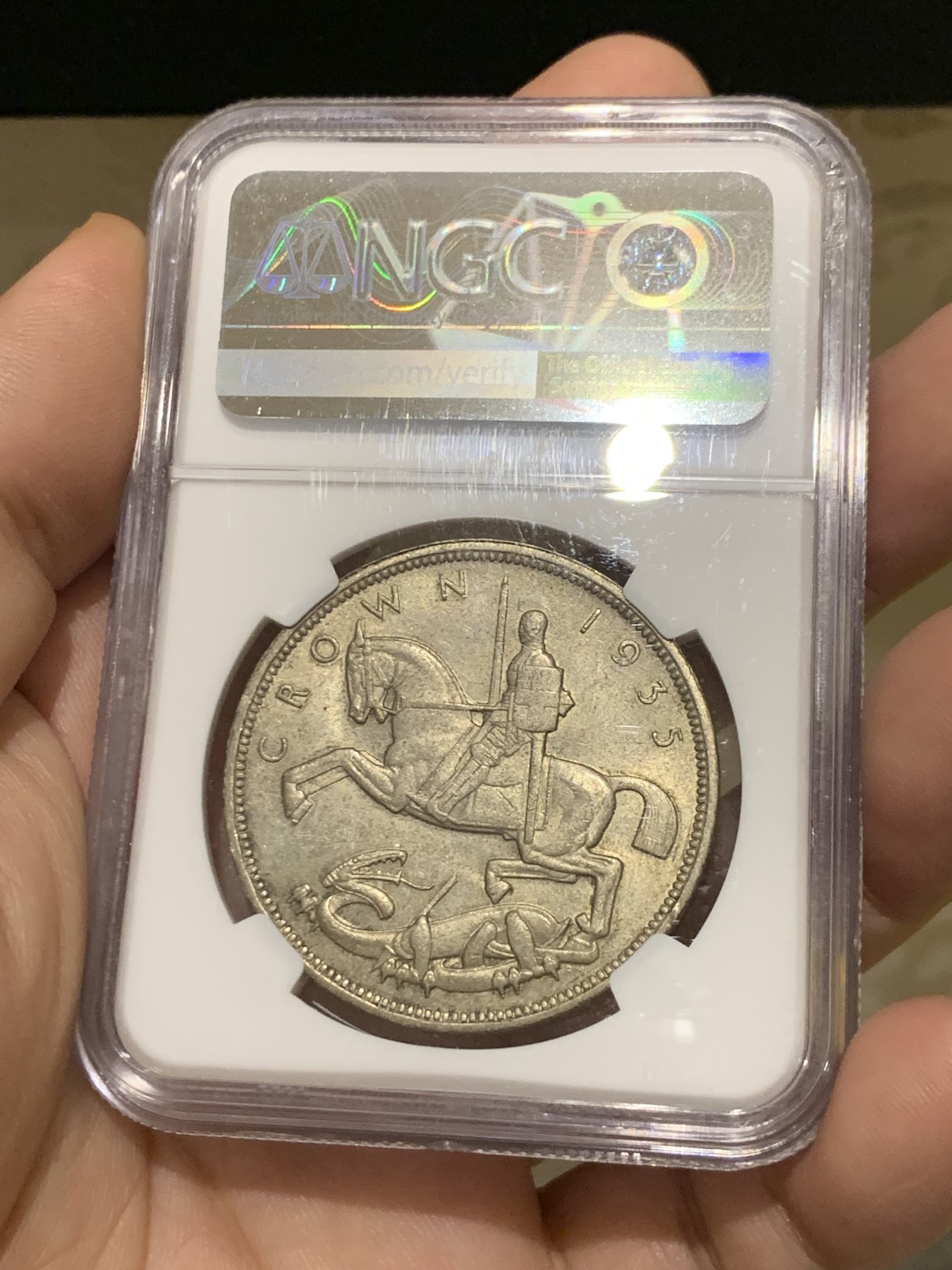 《竞宝斋》第208场-周日，周一 2场 (全场包邮) 高级分数 NGC-MS65 英国 1935年木马剑克朗银币 铁灰色欧洲包浆 65分已经很难了