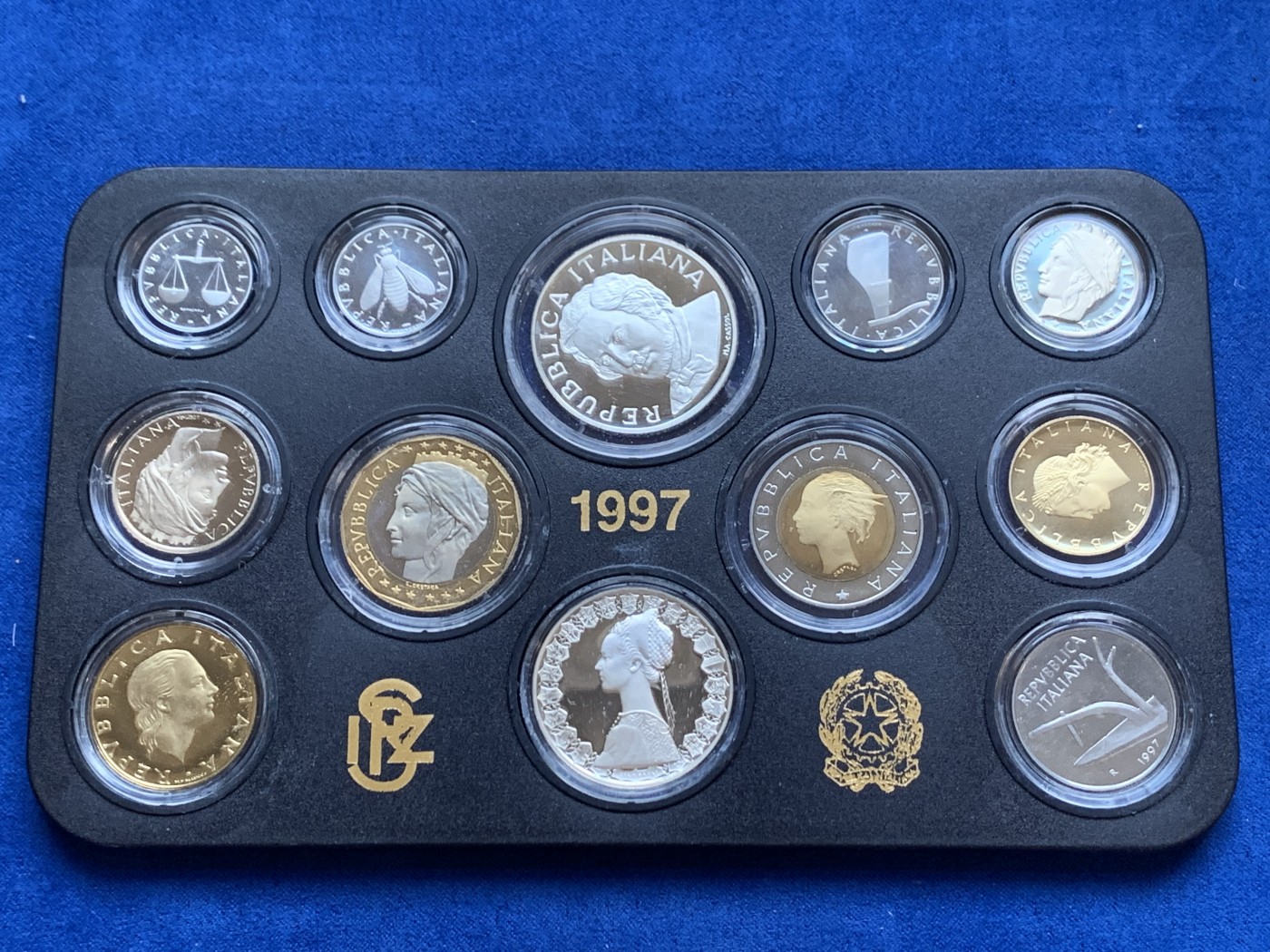 《竞宝斋》第208场-周日，周一 2场 (全场包邮) 意大利1997年精制套币。纪念人物为浪漫主义歌剧乐派的多尼采蒂，诺贝尔文学奖获得者。另200里拉与500里拉双色币也是独年设计