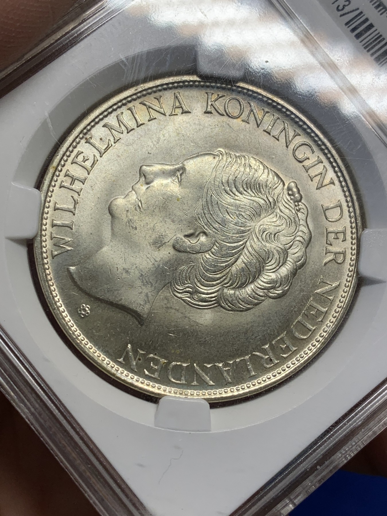 《竞宝斋》第208场-周日，周一 2场 (全场包邮) 保粹评级MS65，荷属库拉索1944年威廉明娜2.5盾大银币，保粹早期老盒严评，状态极佳，高分精品