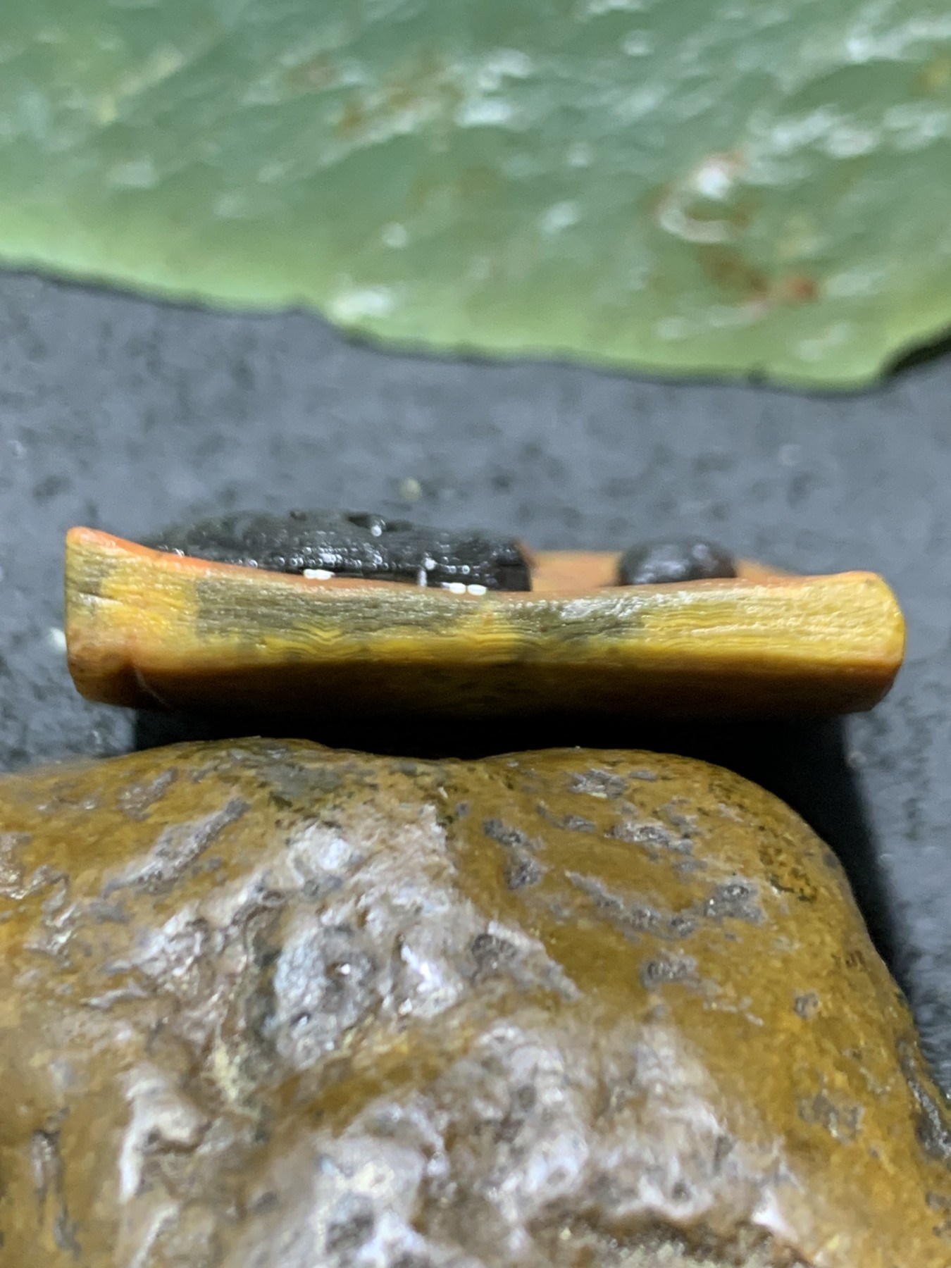 精美亚光原皮战国红玛瑙手工俏色巧雕鲤鱼戏珠牌子一个