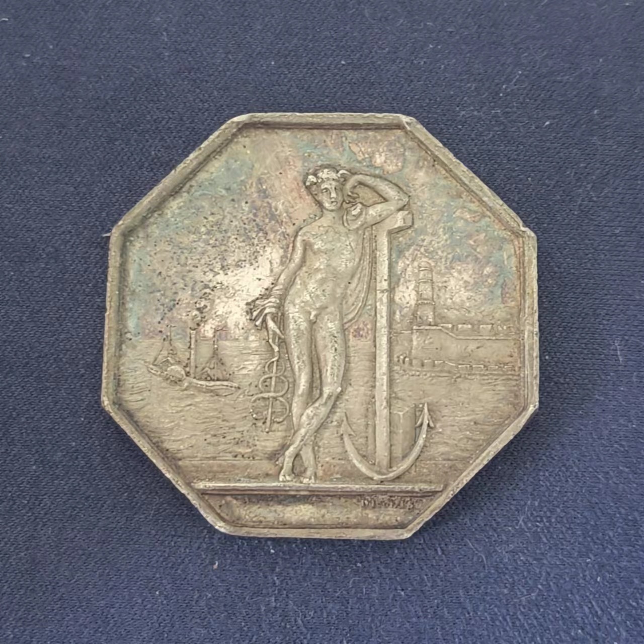 外国章牌第十八期 马赛港八角银章，33mm，1830 年代制作，油灯边铭