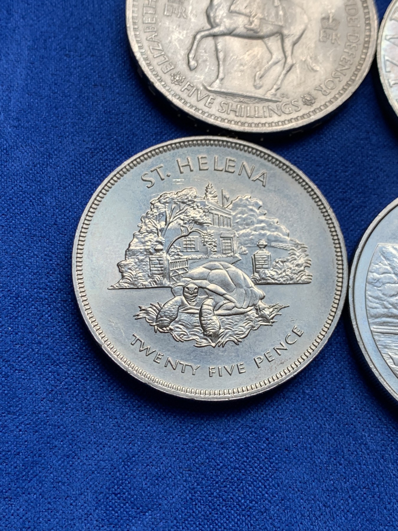 《竞宝斋》第208场-周日，周一 2场 (全场包邮) 4枚一组 伊丽莎白女王克朗型大镍币，圣赫勒拿两枚，英国两枚，女王像栩栩如生