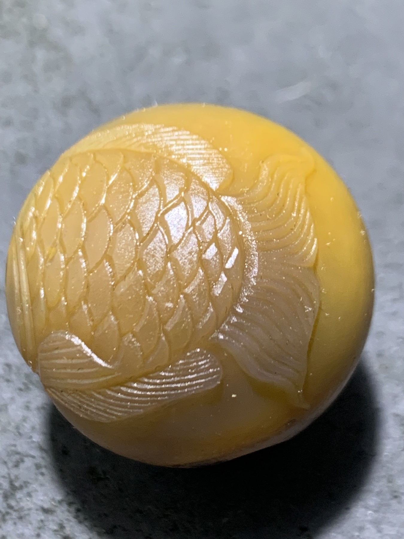 精美亚光战国红玛瑙手工俏色巧雕燕尾鱼圆珠一个，寓意，富贵有余，