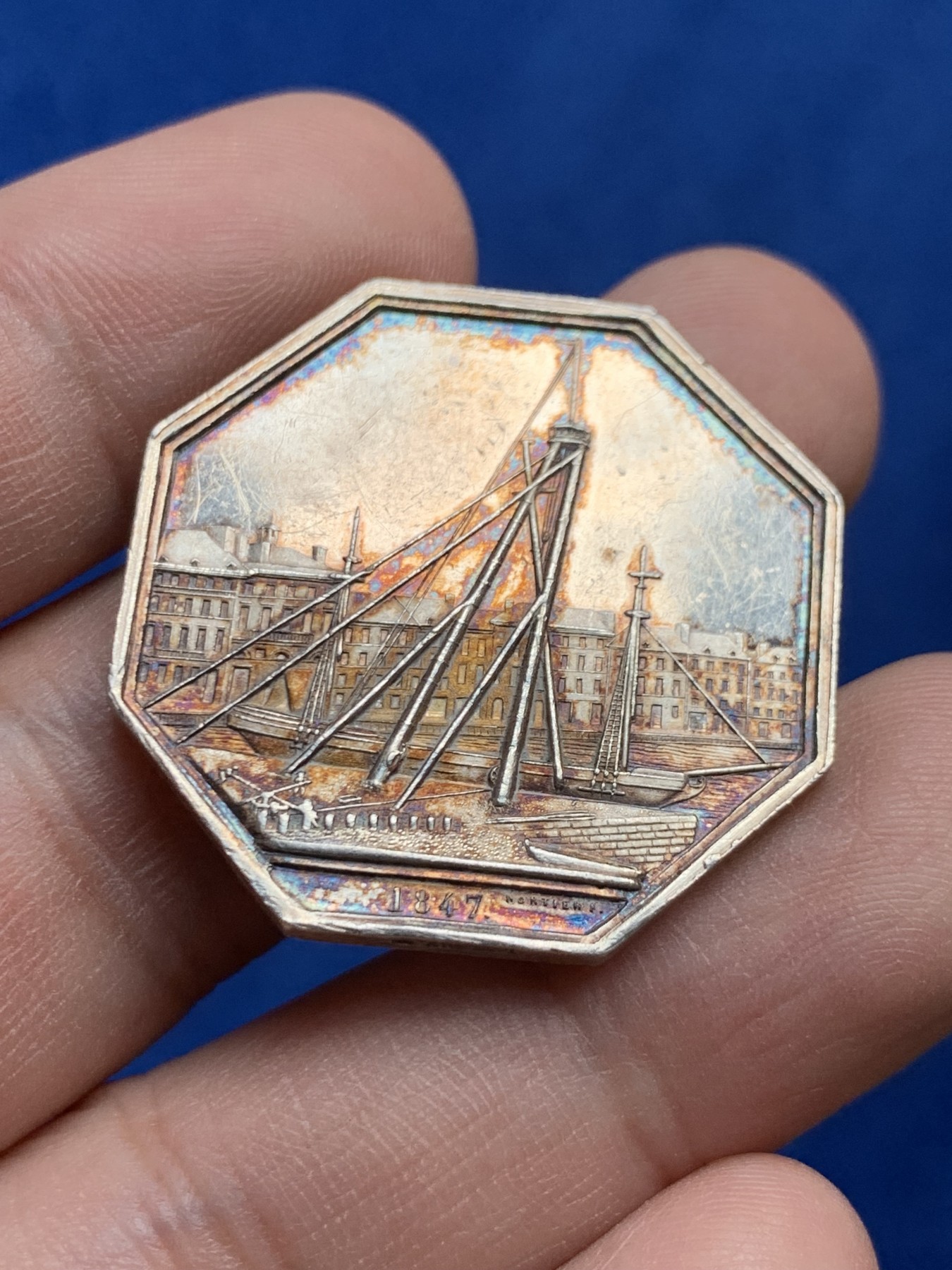 《竞宝斋》第208场-周日，周一 2场 (全场包邮) 法国1845-1860少见的港口景观八角银质代币 32mm 15.4g 手指铭