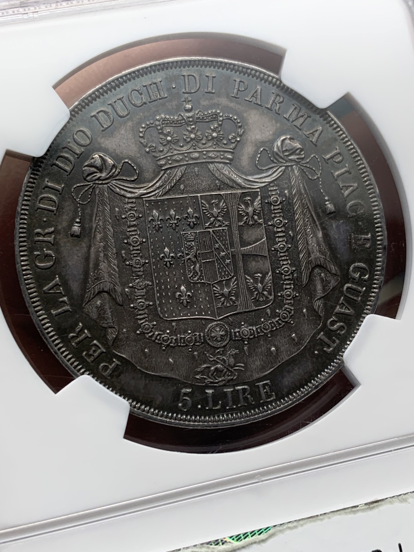 《竞宝斋》第208场-周日，周一 2场 (全场包邮) NGC AU58 意大利1815年帕尔马5里拉，这两年极度热门的品种，今年日本AW拍卖的63分达到了创纪录的4万5千人民币。此枚58分所见最佳，早期严评。均匀灰黑色包浆中带点五彩，性价比极高。