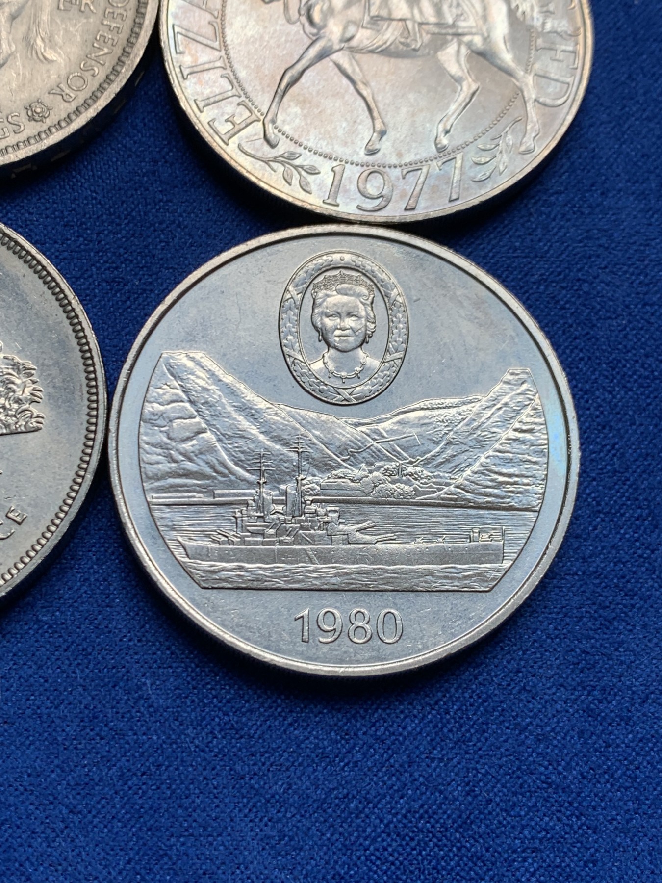 《竞宝斋》第208场-周日，周一 2场 (全场包邮) 4枚一组 伊丽莎白女王克朗型大镍币，圣赫勒拿两枚，英国两枚，女王像栩栩如生