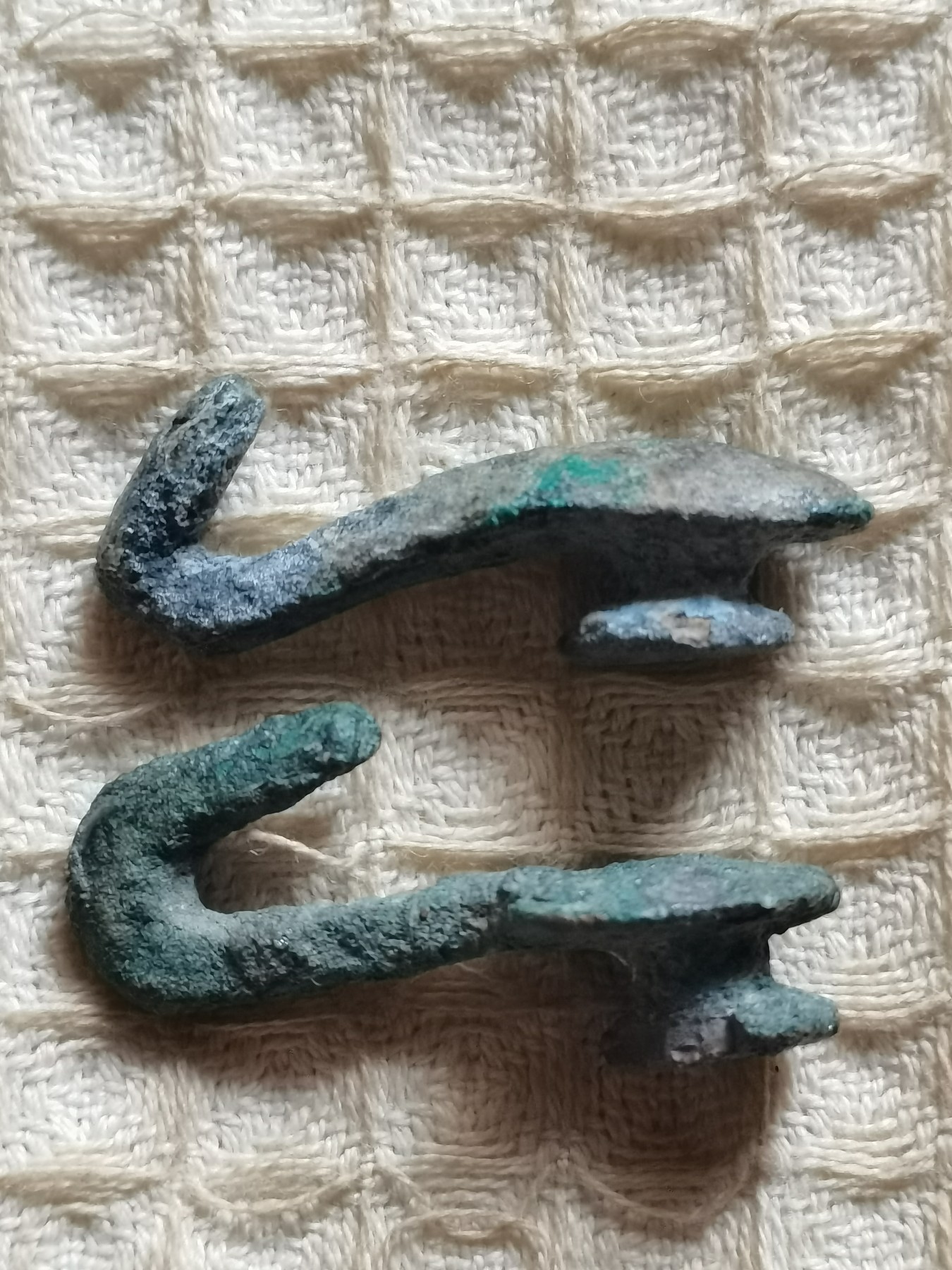 老铜袖珍带钩两个