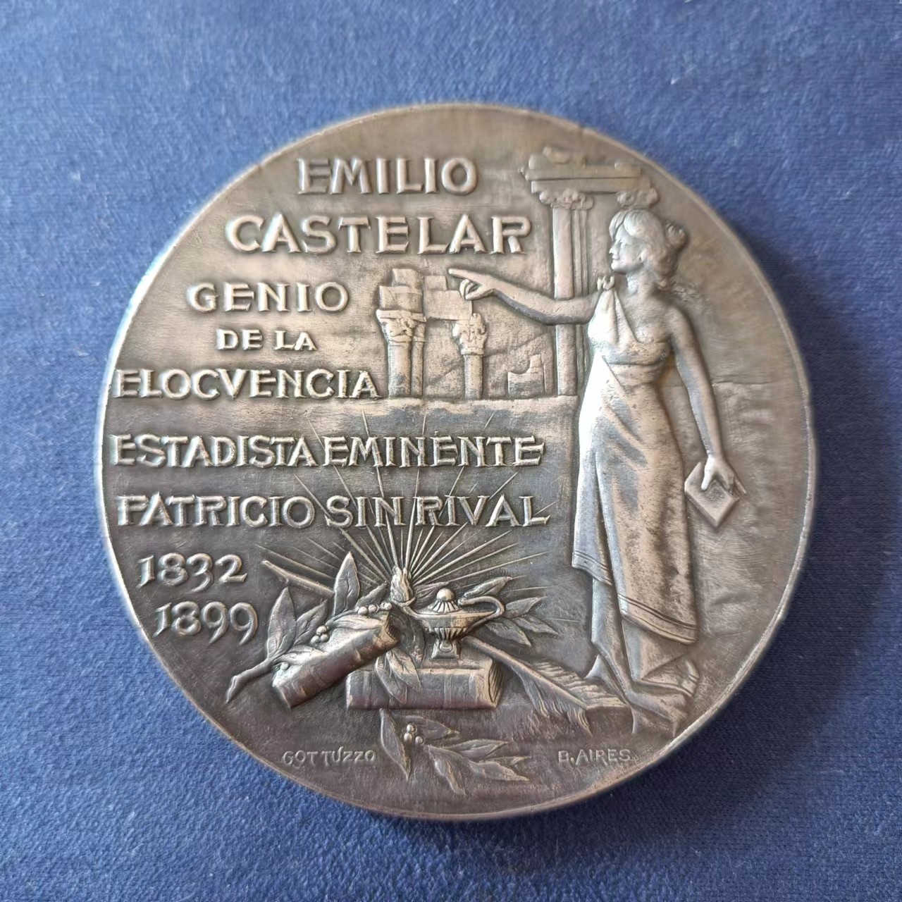 外国章牌第十八期 1899 年西班牙镀银铜章悼念 Emilio Castelar 逝世。 雕刻师：Gottuzzo，76.35 克， Ø60 毫米