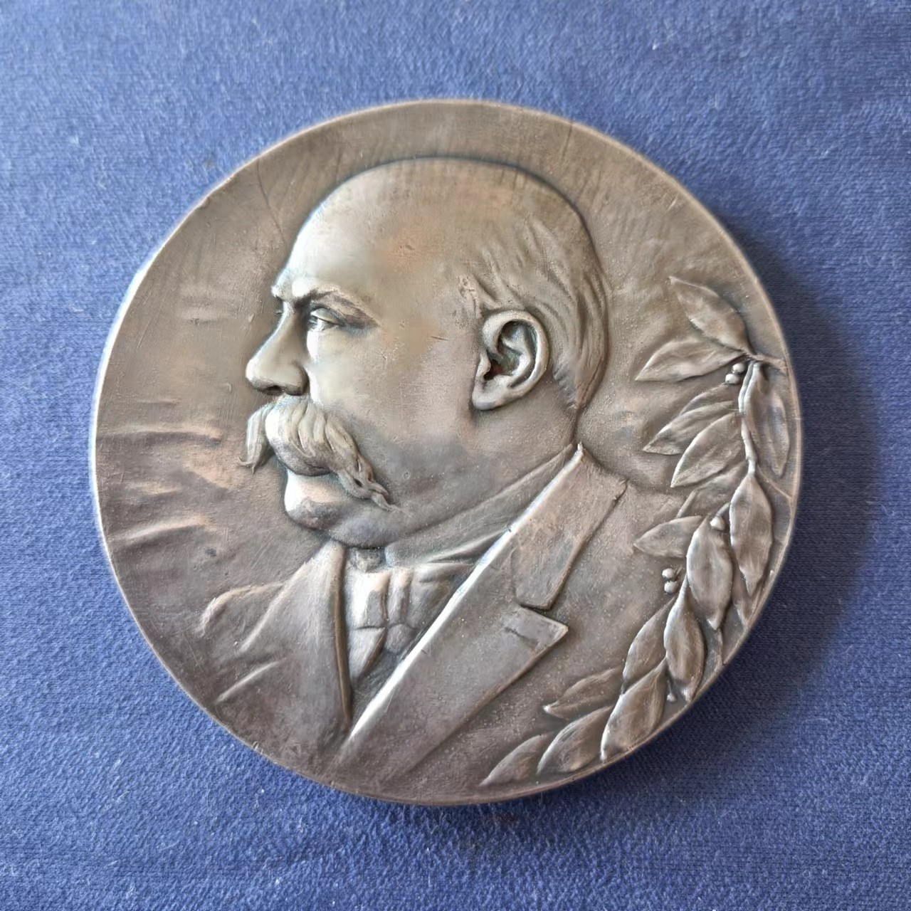外国章牌第十八期 1899 年西班牙镀银铜章悼念 Emilio Castelar 逝世。 雕刻师：Gottuzzo，76.35 克， Ø60 毫米