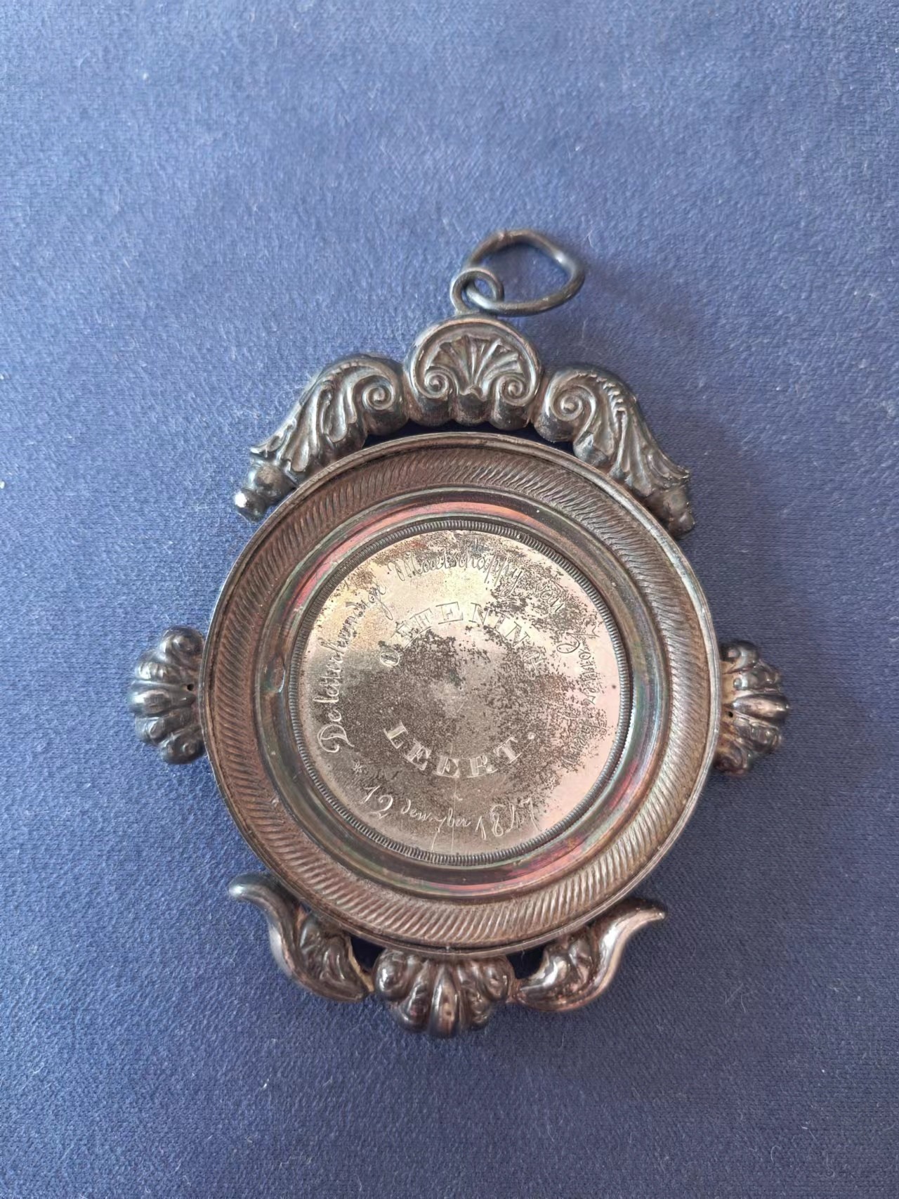 外国章牌第十八期 手雕  1847 年修辞文学奖励，58x52mm，由银盘和中央银片组成