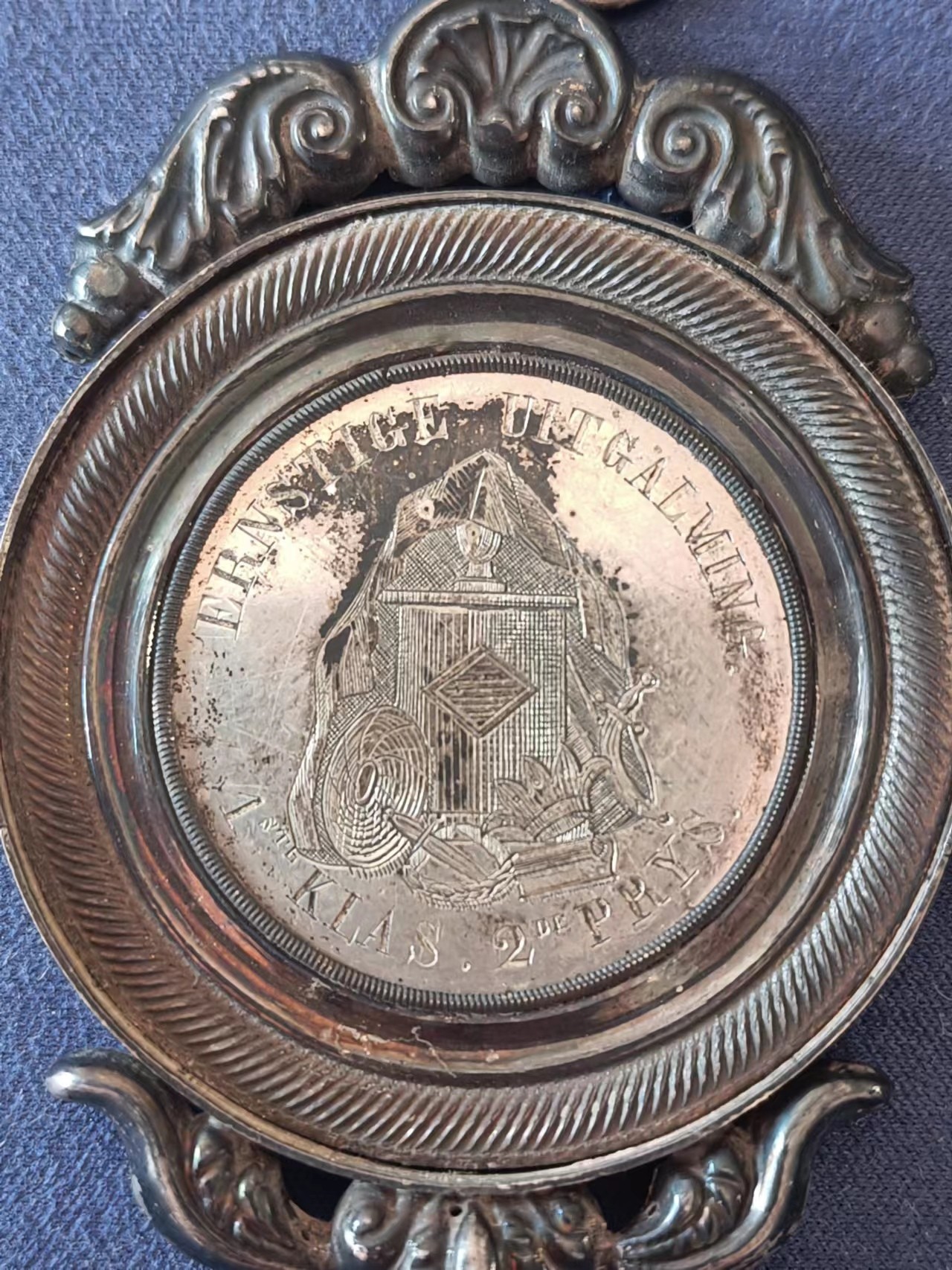外国章牌第十八期 手雕  1847 年修辞文学奖励，58x52mm，由银盘和中央银片组成