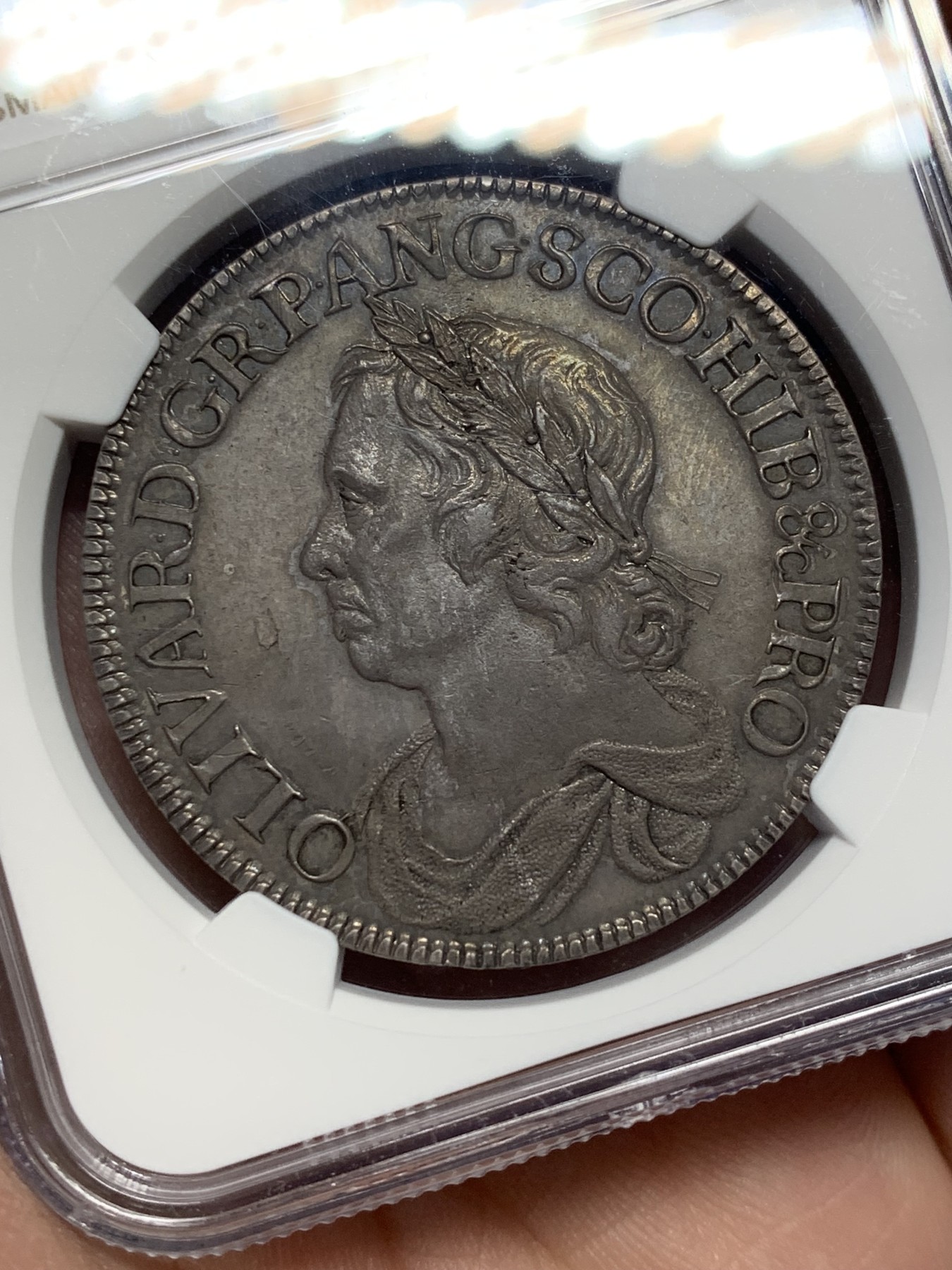 《竞宝斋》第208场-周日，周一 2场 (全场包邮) 名誉品 NGC AU58 英国 1658/7 护国公 克伦威尔 克朗大银币 双面均匀的灰咖包浆 花冠清晰 底板平整 均匀的包浆遮挡了底板的光芒 一枚足矣 HA-AU加工的 8400美元成交