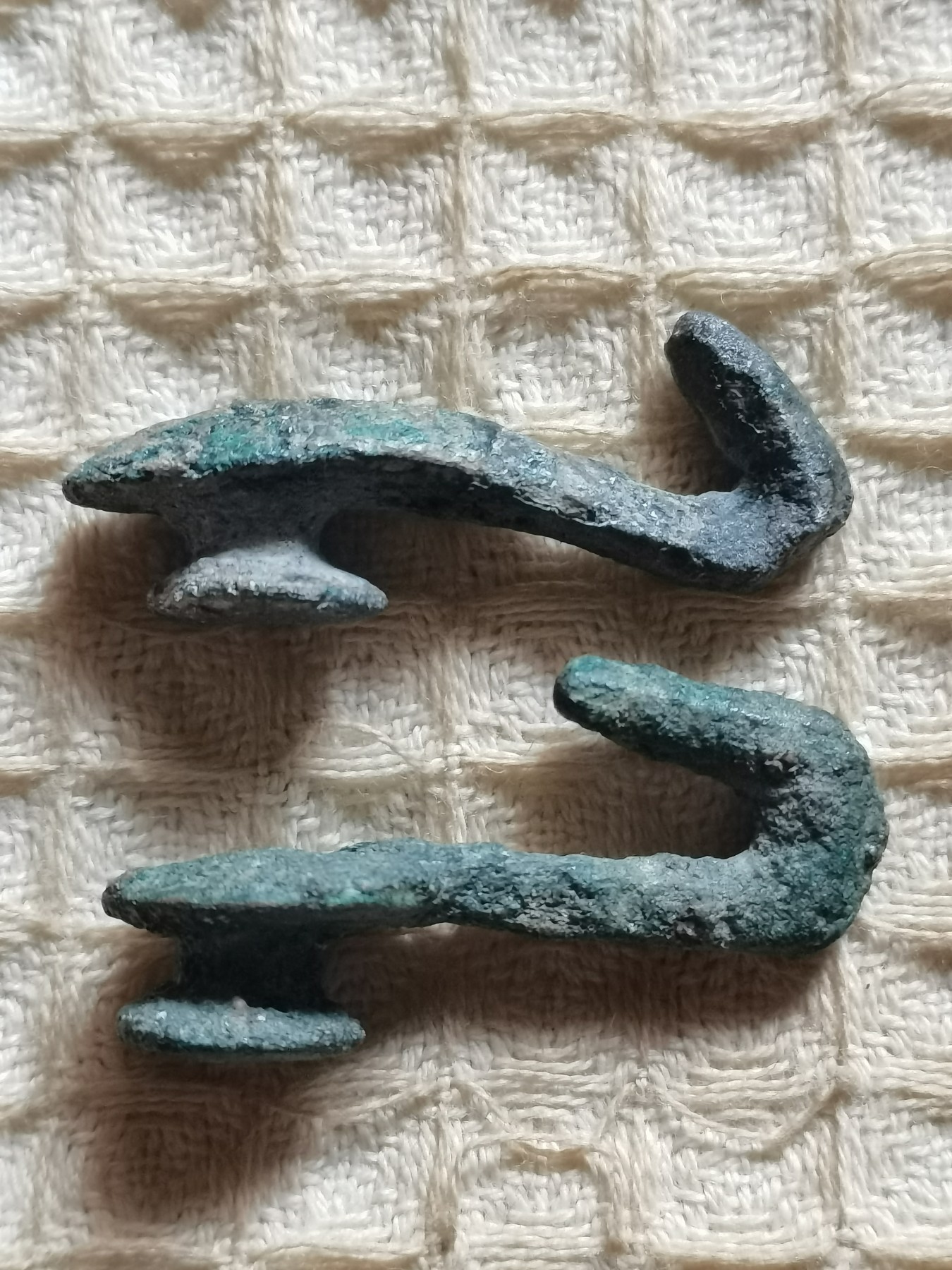 老铜袖珍带钩两个